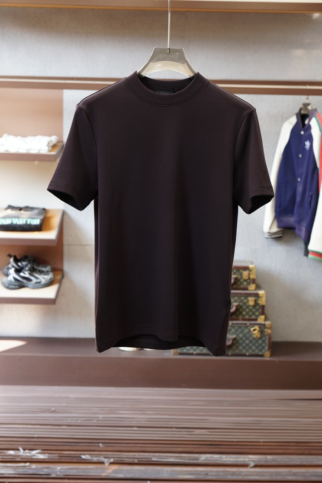 NO:644415,Ermenegildo Zegna/2025 autumn and winter base series, high-end customized base series - a must-have for fabric control - using imported high-density leather counter-customized thickened Pima cotton, the texture is gentle and soft, delicate and soft. The upper body is naturally comfortable and as warm as a sweater, but more fashionable. The triangle logo on the chest very much highlights the overall shape and slim fit. The overall craftsmanship is really impeccable.  Sizes M-3XL (model weighs 173,130 pounds and wears M, pick up the next day),,zegna,sweaters,alexander wang19860909杰尼亚/2025秋冬打底系列,高端定制打底系列-面料控必入款-采用进口高密度皮专柜定制加厚皮马棉,质地温儒柔软 细腻柔软 上身自然是舒适 和毛衣一样保暖,但是更加时尚感胸前三角标,非常的凸显整体的造型感以及修身上身感 整体的工艺车线真的是无可挑剔的 尺码M-3XL（模特173130斤穿M隔天取货）,,zegna,sweaters,alexander wang,Men's clothing