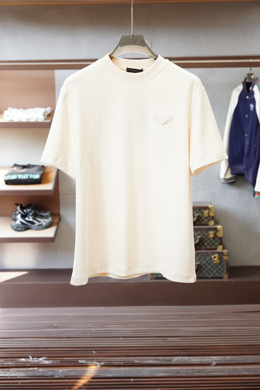 NO:644411,Prada - 2025 autumn and winter base series, high-end customized base series - a must-have for fabric control - using imported high-density leather counter-custom thickened Pima cotton, the texture is gentle and soft, delicate and soft. The upper body is naturally comfortable and as warm as a sweater, but more fashionable. The triangle logo on the chest highlights the overall shape and slim fit. The overall craftsmanship is really impeccable.  Sizes M-3XL (model weighs 173,130 pounds and wears M for next day pickup),, prada, prada, sweaters, alexander wang19860909Prada普拉达-2025秋冬打底系列,高端定制打底系列-面料控必入款-采用进口高密度皮专柜定制加厚皮马棉,质地温儒柔软 细腻柔软 上身自然是舒适 和毛衣一样保暖,但是更加时尚感胸前三角标非常的凸显整体的造型感以及修身上身感 整体的工艺车线真的是无可挑剔的 尺码M-3XL（模特173130斤穿M隔天取货）,,prada,prada,sweaters,alexander wang,Men's clothing