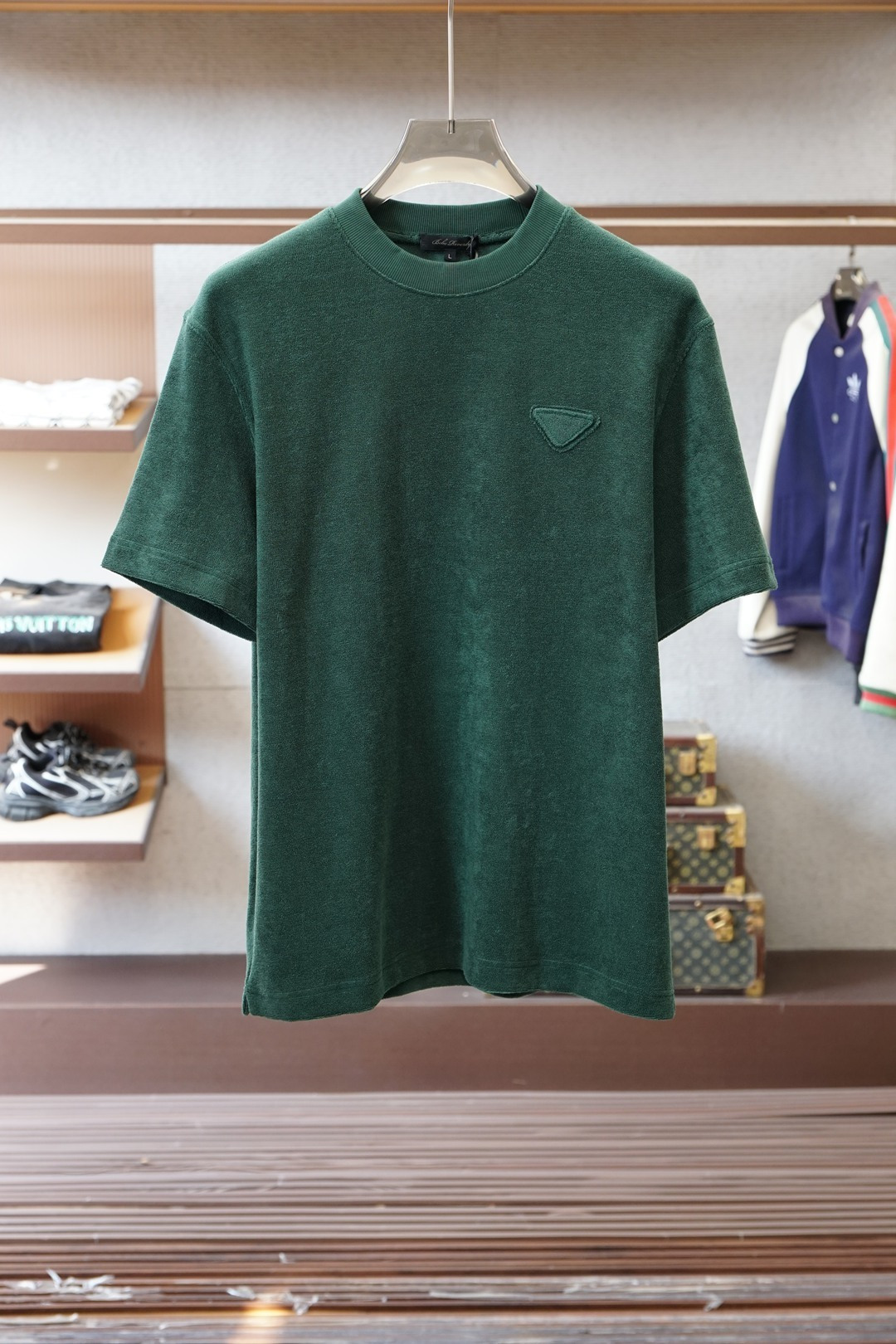 NO:644409,Prada - 2025 autumn and winter base series, high-end customized base series - a must-have for those who control fabrics - Made of imported high-density leather counter-custom thickened Pima cotton, the texture is gentle and soft, delicate and soft. The upper body is naturally comfortable and as warm as a sweater, but more fashionable. The triangle logo on the chest very much highlights the overall shape and slim fit. The overall craftsmanship is really impeccable.  Sizes M-3XL (model weighs 173,130 pounds and wears M for next day pickup),, prada, prada, sweaters, alexander wang19860909Prada普拉达-2025秋冬打底系列,高端定制打底系列-面料控必入款-采用进口高密度皮专柜定制加厚皮马棉,质地温儒柔软 细腻柔软 上身自然是舒适 和毛衣一样保暖,但是更加时尚感胸前三角标,非常的凸显整体的造型感以及修身上身感 整体的工艺车线真的是无可挑剔的 尺码M-3XL（模特173130斤穿M隔天取货）,,prada,prada,sweaters,alexander wang,Men's clothing