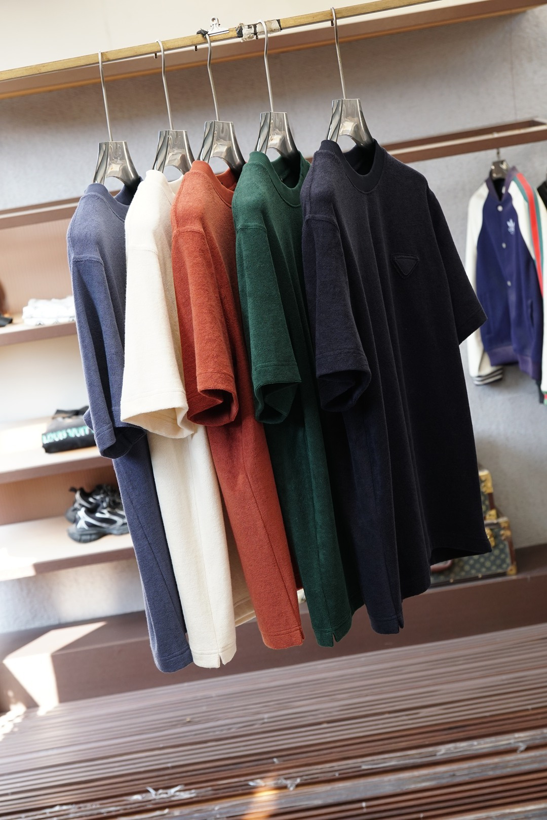 NO:644413,Prada - 2025 autumn and winter base series, high-end customized base series - a must-have for those who control fabrics - Made of imported high-density leather counter-custom thickened Pima cotton, the texture is gentle and soft, delicate and soft. The upper body is naturally comfortable and as warm as a sweater, but more fashionable. The triangle logo on the chest very much highlights the overall shape and slim fit. The overall craftsmanship is really impeccable.  Sizes M-3XL (model weighs 173,130 pounds and wears M for next day pickup),, prada, prada, sweaters, alexander wang19860909Prada普拉达-2025秋冬打底系列,高端定制打底系列-面料控必入款-采用进口高密度皮专柜定制加厚皮马棉,质地温儒柔软 细腻柔软 上身自然是舒适 和毛衣一样保暖,但是更加时尚感胸前三角标,非常的凸显整体的造型感以及修身上身感 整体的工艺车线真的是无可挑剔的 尺码M-3XL（模特173130斤穿M隔天取货）,,prada,prada,sweaters,alexander wang,Men's clothing