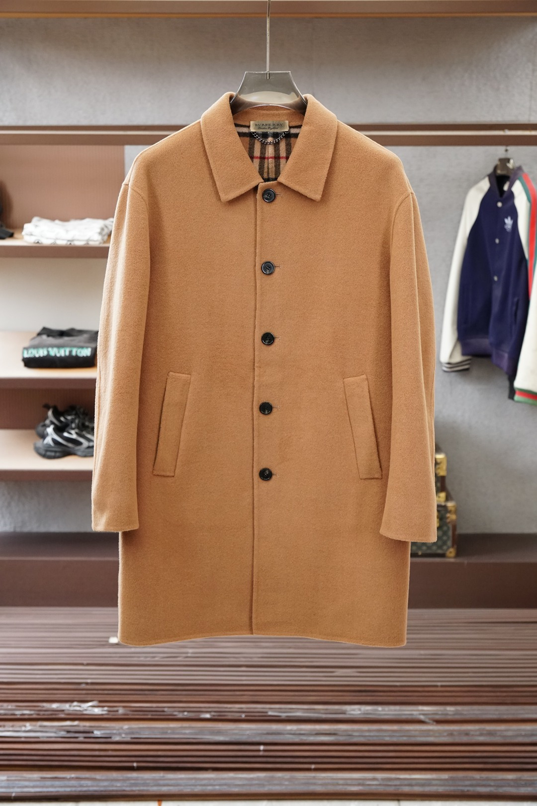 NO:645406,BB R Burberry 2025 autumn and winter new high-end customization, the same style as the official website. 1.1 top-notch 100-point pure cashmere coat, you won’t want to take it off when you put it on. High-end goods, high-quality imported customized materials, customized fabrics, more texture, high-end metal texture button attachments, considerate details in every aspect, the workmanship is really exquisite, the wiring is fine and well-proportioned, there are no excess threads, high-quality fashion  The best product that can be used in various occasions, whether it is business or leisure!  Definitely an eye-catching item that you can’t miss, showing off your fashionable charm~ Sizes S-2XL,, burberry, alexander wang19860909BB R巴宝莉 2025秋冬新品高级定制 官网同款.1.1顶级打造爆100分纯羊绒大衣,穿上就不想脱下来 高端好货 高品质进口定制材质 定制面料 更加有质感 高档金属质感纽扣附料 在细节上考虑的面面俱到 做工真的极其精湛 走线细密匀称 毫无多余线头 高品质时装 无论是商务还是休闲时候都能胜任各种场合的最佳强货！绝对是不容错过的吸睛款 尽显时尚魅力风尚~尺码S-2XL,,burberry,alexander wang,Men's clothing