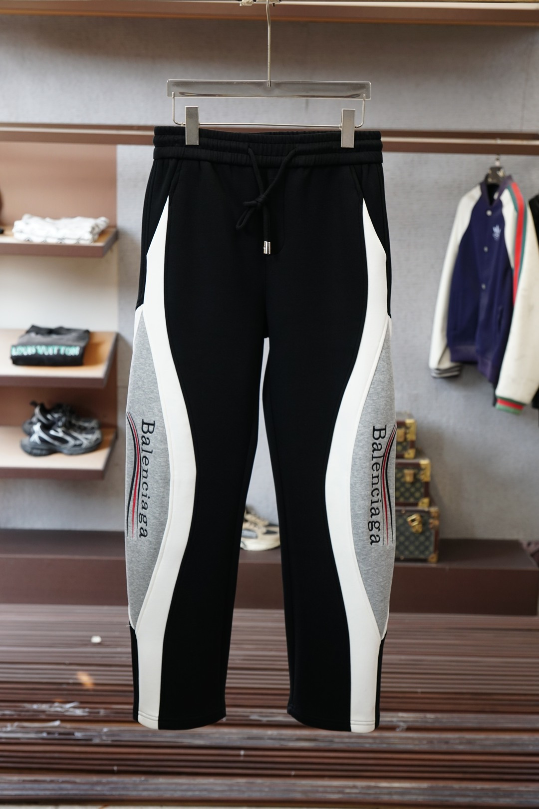 NO:645415,Balenciaga-2025 Autumn and Winter Men's Casual Pants Fine cotton and spandex fabric casual pants, the latest upper body style is invincible!  You can definitely close your eyes and close your eyes. This type of pants is very versatile and has an elastic waist. It can be worn in daily work and outdoor sports. It is the perfect combination of fashion, leisure and outdoor sports, so it is your best choice whether you wear it daily or outdoors. Extreme comfort and quick perspiration are the most popular focus, improving the wearing comfort. It is suitable for aerobic exercise and cross-country running. This type of running casual pants has an extremely wide range of applications, allowing you to naturally maintain your love for sports in the summer, and can also be worn in leisure life.  Size M-3XL, color black, balenciaga, alexander wang19860909巴黎世家-2025 秋冬男士休闲裤 细棉加氨纶面料休闲裤,最新款上身版型无敌正！ 绝对可以闭眼收的一款 此款裤子非常百搭,弹力腰围,日常上班 户外运动都可以穿着,是时尚休闲与户外运动的完美结合,所以无论您平时穿或者户外穿都是您的最佳选择. 极致舒适和快速排汗是备受青睐的重点,提升穿着舒适度,适合有氧运动和越野跑条件下穿着,此款是一件适用范围极其广泛的跑步休闲裤,让你在夏天自然可以保持对运动热爱,也可以在休闲生活中穿着 尺码M-3XL, 颜色黑色,,balenciaga,alexander wang,Men's clothing