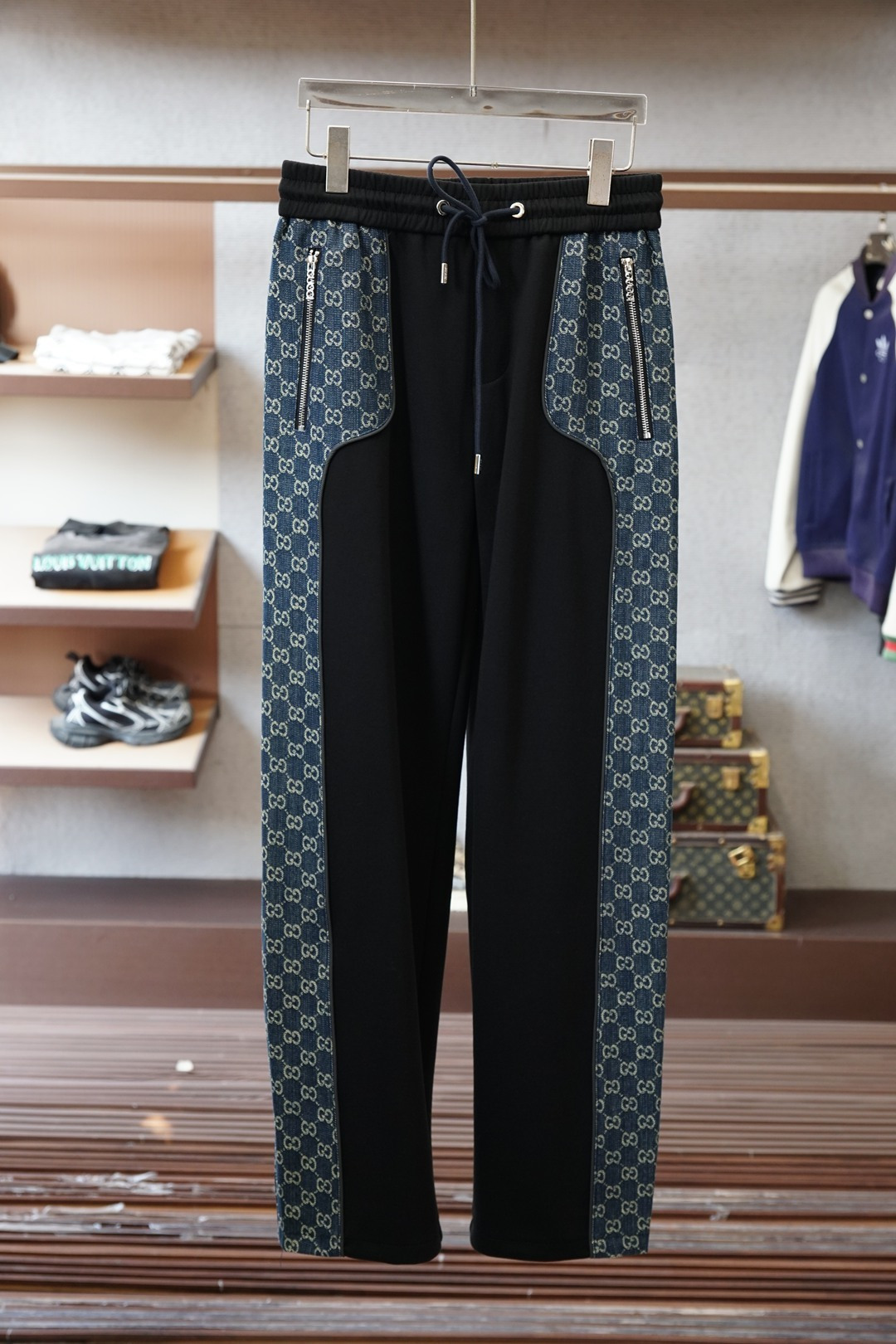 NO:645412,Gucci/2025 Autumn and Winter Men's Casual Pants Fine cotton and spandex fabric casual pants, the latest upper body style is invincible!  You can definitely close your eyes and close your eyes. This type of pants is very versatile and has an elastic waist. It can be worn in daily work and outdoor sports. It is the perfect combination of fashion, leisure and outdoor sports, so it is your best choice whether you wear it daily or outdoors. Extreme comfort and quick perspiration are the most popular focus, improving the wearing comfort. It is suitable for aerobic exercise and cross-country running. This type of running casual pants has an extremely wide range of applications, allowing you to naturally maintain your love for sports in the summer, and can also be worn in leisure life.  Size M-3XL, color black, gucci, alexander wang19860909Gucci古奇/2025 秋冬男士休闲裤 细棉加氨纶面料休闲裤,最新款上身版型无敌正！ 绝对可以闭眼收的一款 此款裤子非常百搭,弹力腰围,日常上班 户外运动都可以穿着,是时尚休闲与户外运动的完美结合,所以无论您平时穿或者户外穿都是您的最佳选择. 极致舒适和快速排汗是备受青睐的重点,提升穿着舒适度,适合有氧运动和越野跑条件下穿着,此款是一件适用范围极其广泛的跑步休闲裤,让你在夏天自然可以保持对运动热爱,也可以在休闲生活中穿着 尺码M-3XL, 颜色黑色,,gucci,alexander wang,Men's clothing