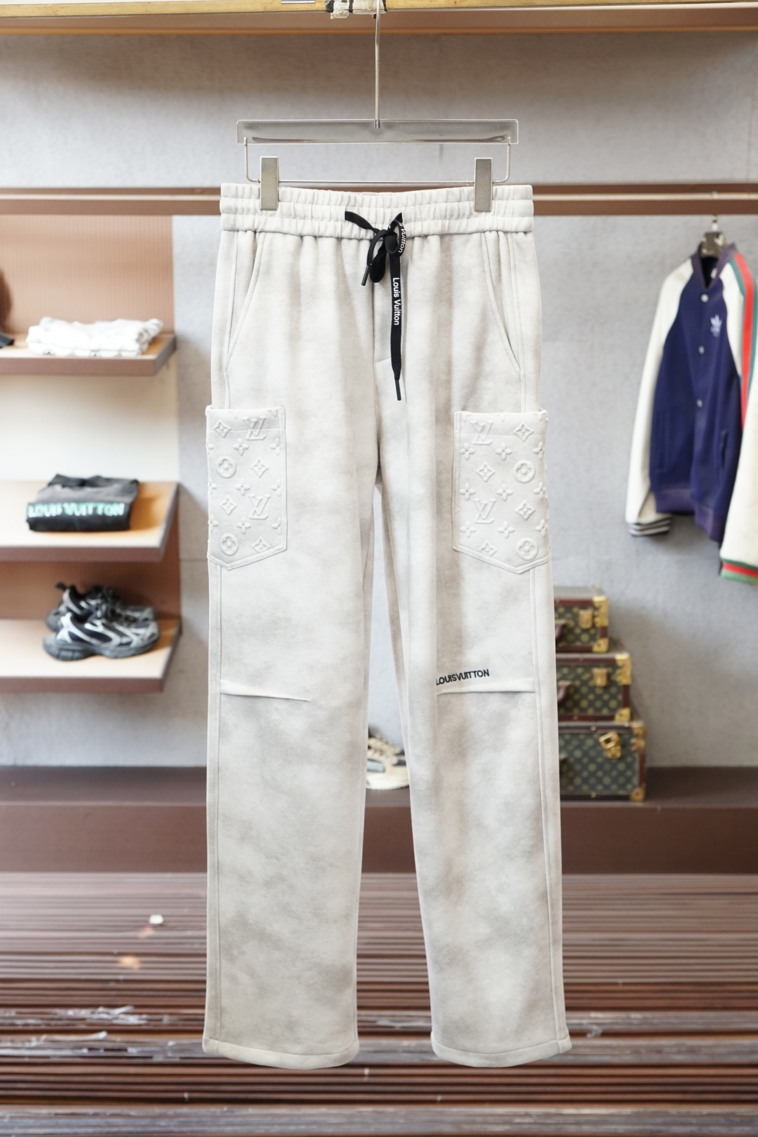 NO:645409,Balenciaga-2025 Autumn and Winter Men's Casual Pants Fine cotton and spandex fabric casual pants, the latest upper body style is invincible!  You can definitely close your eyes and close your eyes. This type of pants is very versatile and has an elastic waist. It can be worn in daily work and outdoor sports. It is the perfect combination of fashion, leisure and outdoor sports, so it is your best choice whether you wear it daily or outdoors. Extreme comfort and quick perspiration are the most popular focus, improving the wearing comfort. It is suitable for aerobic exercise and cross-country running. This type of running casual pants has an extremely wide range of applications, allowing you to naturally maintain your love for sports in the summer, and can also be worn in leisure life.  Size M-3XL, color black beige,,balenciaga,alexander wang19860909巴黎世家-2025 秋冬男士休闲裤 细棉加氨纶面料休闲裤,最新款上身版型无敌正！ 绝对可以闭眼收的一款 此款裤子非常百搭,弹力腰围,日常上班 户外运动都可以穿着,是时尚休闲与户外运动的完美结合,所以无论您平时穿或者户外穿都是您的最佳选择. 极致舒适和快速排汗是备受青睐的重点,提升穿着舒适度,适合有氧运动和越野跑条件下穿着,此款是一件适用范围极其广泛的跑步休闲裤,让你在夏天自然可以保持对运动热爱,也可以在休闲生活中穿着 尺码M-3XL, 颜色黑色米色,,balenciaga,alexander wang,Men's clothing