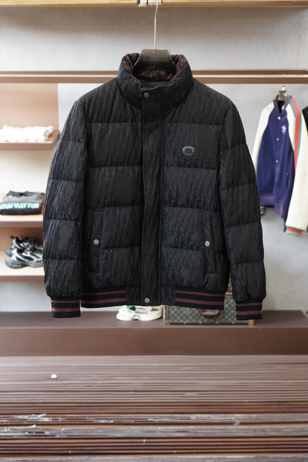 NO:645400,Gucci Gucci/2025 latest fashion designer down jacket Prada hooded down jacket winter top light luxury down jacket, popular down jacket, 90# white duck down filling, red stripe logo on the chest, details everywhere show craftsmanship, enough advanced structural tailoring design changes to show men's diverse image changes, slim fit, tailoring, to meet the current popular multi-layered wear, versatile style for life!  Color Black Size M-3XL,,gucci,prada,jackets & coats,down jacket,hats,alexander wang19860909Gucci古奇/2025最新款时尚设计师款羽绒外套普拉达连帽羽绒服冬季顶级轻奢羽绒服,爆款羽绒服,90#白鸭绒填充,胸前红色条logo处处细节显工艺足够的高级结构性剪裁的设计改变来展现男士多样的形象变化,修身利落、剪裁合体,满足时下正流行的多层次穿搭,生活百搭款式！ 颜色黑色 码数M-3XL,,gucci,prada,jackets & coats,down jacket,hats,alexander wang,Men's clothing