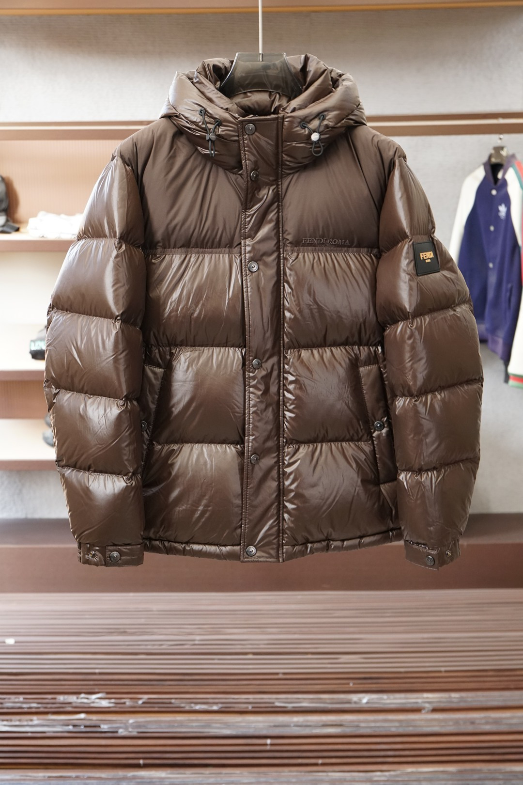 NO:657209,Fendi - Fendi matte down jacket, a dual combination of warmth and luxury. A Fendi down jacket unlocks the high-end texture in winter. Brown and black two-tone, the style expression of Fendi down 1. In the cold winter, Fendi matte down jacket wraps warmth with a luxurious silhouette, and the brown and black two-color outlines the Italian sophistication. Whether it is urban commuting or winter travel, it is the finishing touch of high-end wear. 2.  When Fendi's ingenuity meets the softness of down, this matte textured down jacket is not only a barrier against the cold, but also a winter shirt that shows off your taste. The brown and black colors suit different styles and easily capture the winter atmosphere.,,fendi,fendi,down jacket,alexander wang19860909Fendi-芬迪哑光羽绒,暖与奢的双重拿捏 一件Fendi羽绒服,解锁冬日高阶质感 棕黑双调,Fendi羽绒的格调表达 1. 凛冽冬日,Fendi哑光羽绒服以奢雅廓形包裹暖意,棕黑双色勾勒出意式精致,无论是都市通勤还是冬日出行,都是高阶穿搭的点睛之选. 2. 当Fendi的匠心遇上羽绒的柔软,这件哑光质感的羽绒服,不仅是抵御严寒的屏障,更是彰显品味的冬日战袍,棕黑双色适配不同风格,轻松拿捏冬日氛围感.,,fendi,fendi,down jacket,alexander wang,Men's clothing