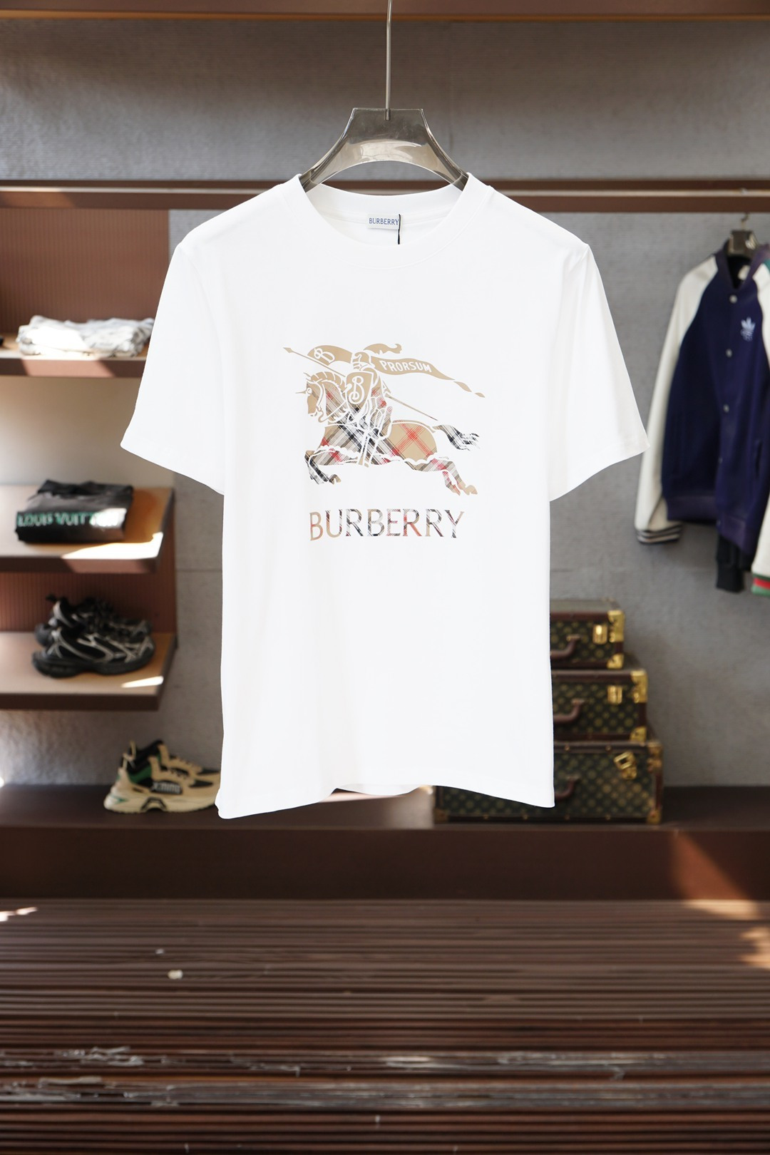 NO:652410,BBR Burberry - Burberry Cavalier Black T is a classic and always moving, released in one second] Black vest with knight totem, plaid texture hidden in the armor pattern. The 'PRORSUM' flag is raised, welding the British coolness to the body. Basic round neck + heavy cotton material, worn alone for a casual tone, layered for careful layering  A 'versatile hard currency' that can be worn from spring and summer to autumn and winter, it is low-key and full of recognition,,burberry,burberry,alexander wang19860909BBR 巴宝莉-Burberry骑士黑T经典永动,一秒出片】 黑马甲配骑士图腾,格纹肌理藏在铠甲纹路里 “PRORSUM”旗帜一扬,把英伦的飒爽焊在衣身 基础圆领+重磅棉料,单穿是随性腔调,叠穿是层次小心机 一件能从春夏穿到秋冬的“百搭硬通货”,低调里全是辨识度,,burberry,burberry,alexander wang,Men's clothing