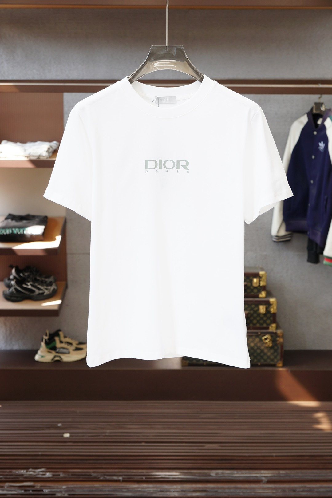 NO:652416,Parisian accent in Dior/Dior's black and white minimalism] Black and white is a high-end proposition that never goes wrong. The low-key 'DIOR PARIS' logo on the chest is the elegance code of the fashion house. Heavy cotton material wraps up the loose body. Wearing it alone is daily sophistication, layering it is layered confidence. A basic style that crushes and reorganizes 'simplicity' and 'nobility', fully suitable for commuting/dating/going out,, dior, dior, alexander wang19860909迪奥/Dior黑白双生极简里的巴黎腔调】 黑与白是永不出错的高级命题 胸前低调的“DIOR PARIS”标识,是时装屋的优雅暗号 重磅棉料裹住松弛体感,单穿是日常精致,叠穿是层次底气 一件把“简约”和“贵气”捏碎重组的基础款,通勤/约会/出街全适配,,dior,dior,alexander wang,Men's clothing