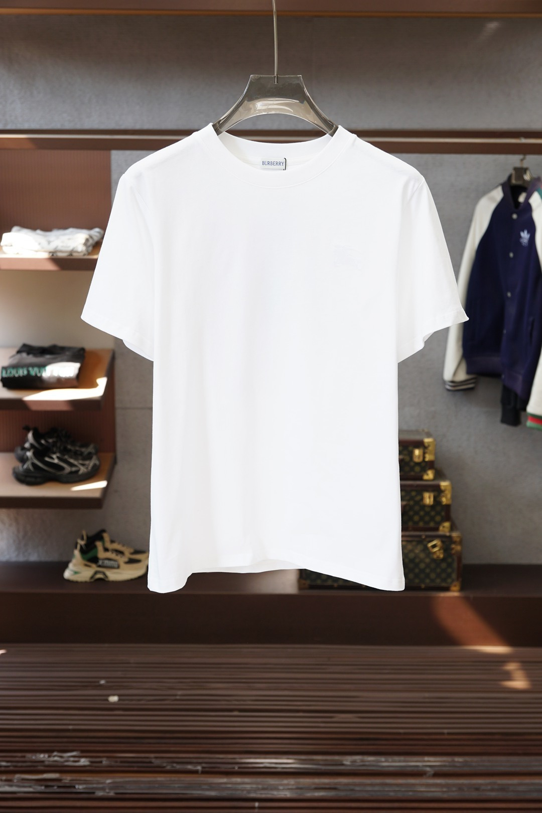 NO:652422,BBR/Burberry Hidden Knight is minimalist in black and white, with a hint of British texture] The black T-shirt has a hidden knight pattern on the chest, and the white T-shirt is left blank to become a versatile canvas. The minimalist round neck wraps up the looseness of heavy cotton, and the low-key logo is a code for knowledgeable texture. Wearing it alone is a relaxed tone for daily life, and layering it is an invisible confidence.  A basic model that combines 'low-key' and 'recognizability', suitable for commuting and going out on the street,,burberry,burberry,alexander wang19860909BBR 巴宝莉/Burberry隐骑士黑白极简,暗戳戳的英伦质感】 黑T胸口藏着骑士暗纹,白T留白成百搭画布 极简圆领裹住重磅棉的松弛,低调标识是懂行的质感暗号 单穿是日常的松弛腔调,叠穿是层次的隐形底气 一件把“低调”和“辨识度”焊在身上的基础款,通勤/出街都,,burberry,burberry,alexander wang,Men's clothing