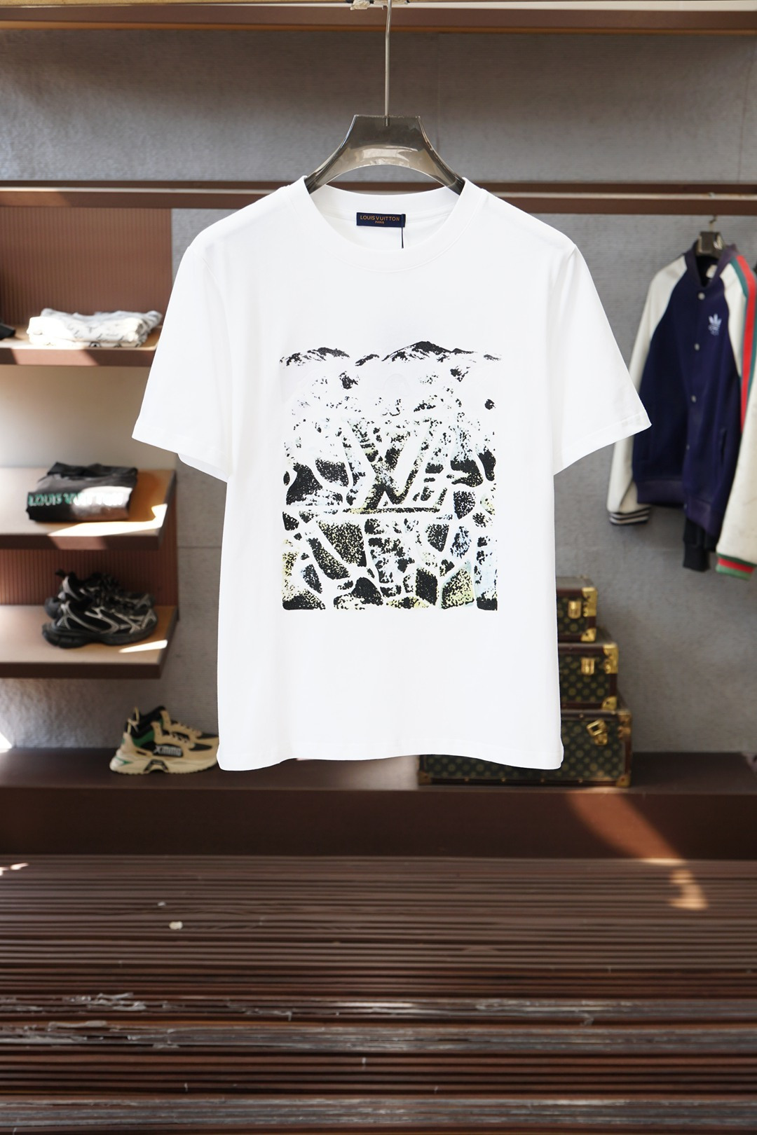 NO:652428,LV LV mountain style graffiti puts 'outdoor wild fun' on the body] The classic Monogram is wrapped in the white-painted mountain texture on a black background, which is a naturalistic code in the city. The splash-ink print is blended into the LV logo, welding the outdoor relaxation and luxury texture to the body. The black and white models are suitable for different styles. Wearing alone is a street accent, and layering is a layer of confidence. A 'style carrier' that can go from the city to the mountains, low-key and full of design, Louis  vuitton,alexander wang19860909Lv LV山系涂鸦把“户外野趣”穿在身上】 黑底白绘的山脉肌理裹住经典Monogram,是都市里的自然主义暗号 泼墨感印花揉进LV标识,把户外松弛和高奢质感焊在衣身 黑白双款适配不同风格,单穿是街头腔调,叠穿是层次底气 一件能从城市逛到山野的“风格载体”,低调里全是设计,,louis vuitton,alexander wang,Men's clothing