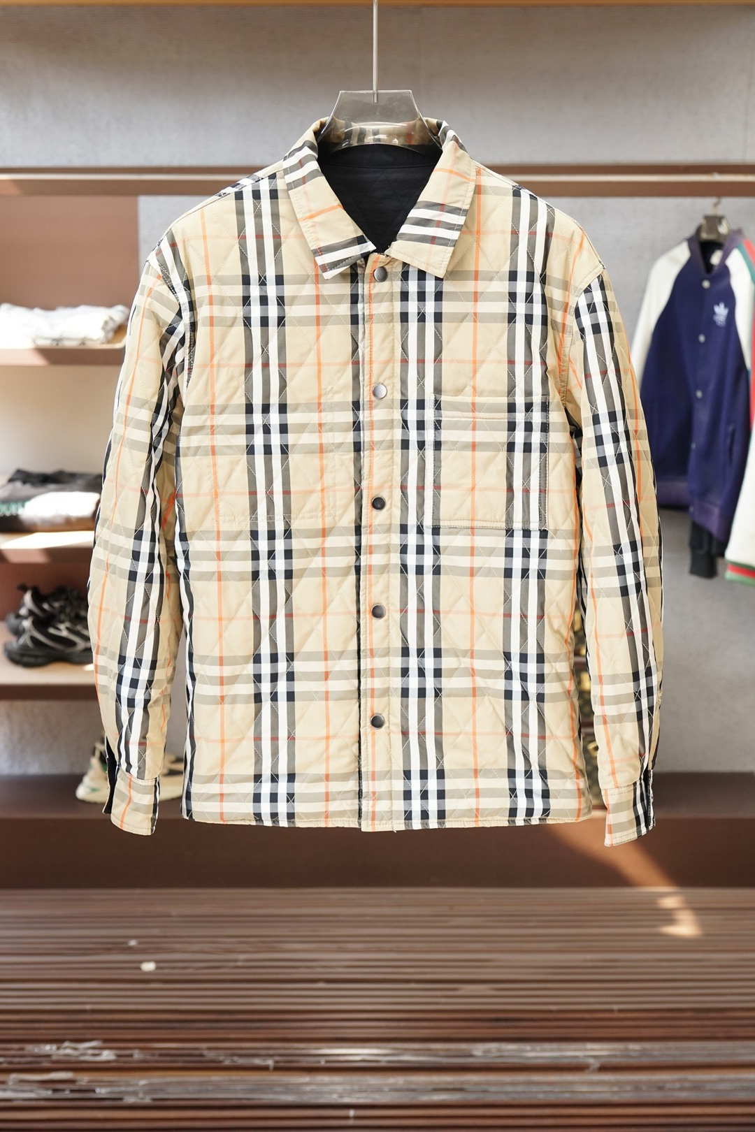 NO:652407,, S-2XL is one size larger [Burberry autumn and winter navy blue diamond, double-sided British] The navy background color is blended into the texture of diamond quilting, which is a calm texture in autumn and winter. The lapel lining reveals the classic plaid, which is Burberry's British gene. The embroidered logo on the pocket is a low-key secret code, and the buttons are neatly arranged to give the whole piece a relaxed feel.  Light and warm but not bulky, a turtleneck is a decent way to commute, and a sweatshirt is a way to relax on the weekend. An autumn and winter shirt that combines 'elegance' and 'practical wear' on the body,,burberry,burberry,hoodie,sweatshirts,alexander wang19860909,S-2XL偏大一号【巴宝莉秋冬藏青菱格,双面英伦】 藏青底色揉进菱格绗缝的肌理,是秋冬里不动声色的质感 翻领内衬露出经典格纹,一明一暗都是Burberry的英伦基因 口袋上的刺绣徽标是低调暗号,纽扣利落排列成全件的松弛感 轻暖不臃肿,搭高领衫是通勤体面,配卫衣是周末松弛 一件把“优雅”和“实穿”焊在身上的秋冬战袍,,burberry,burberry,hoodie,sweatshirts,alexander wang,Men's clothing