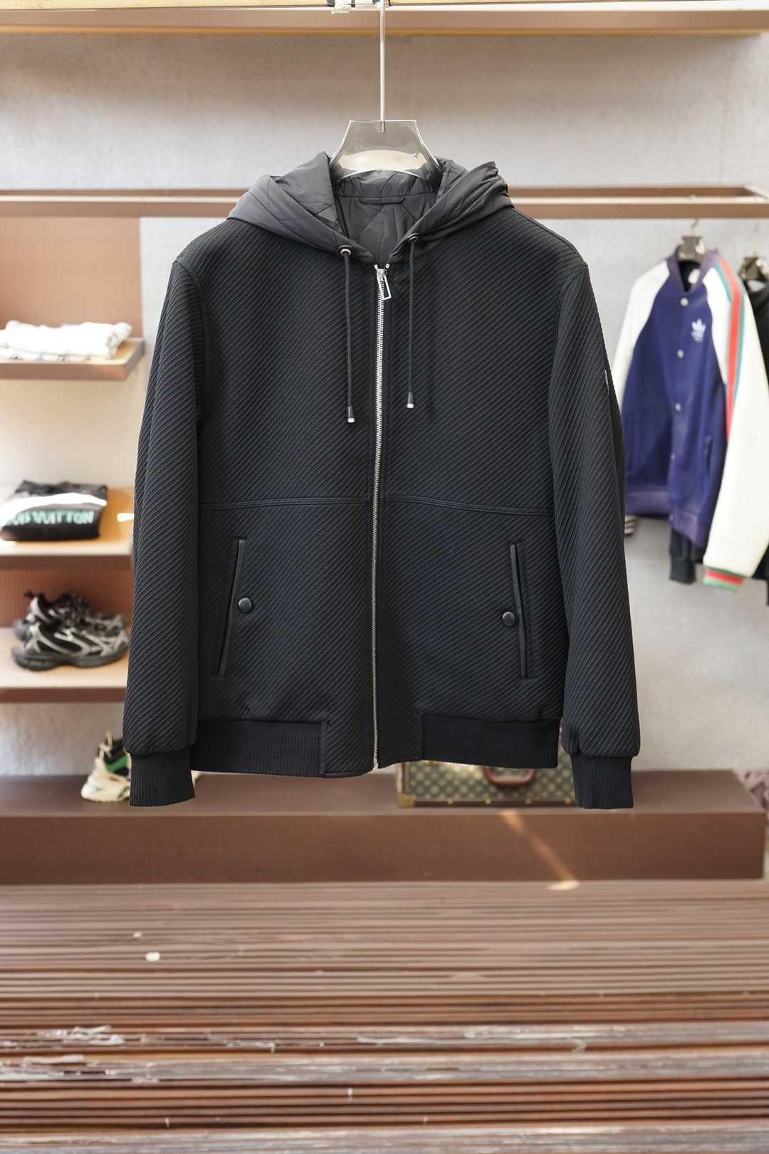 NO:652409,Stone Island-25 autumn and winter wool jacket, men's workwear double pocket cotton and wool jacket. Shanghai Henglong counter order, official website simultaneous sale. Thickened wool hooded, strong wearability and unique style. Material, texture is light, tough and smooth!  Fashionable retro style!  The eye-catching performance of the hem Logo is mainly due to the perfect integration between the design and modern people's lifestyle. Not only the fabric, color and style, but also the life philosophy behind the design coincides with the dual mentality of modern people pursuing practicality and fashionable beauty, achieving a perfect balance between function and aesthetics!  It is not only a display of fashion trends, but also a representative of modern aesthetics to satisfy your infinite wear challenges!  Size M-3XL Color brown black, jackets & coats, hats, alexander wang19860909石头岛-25秋冬羊毛外套,男士工装双口袋棉加羊毛外套.上海恒隆柜台订单,官网同步发售.加厚羊毛连帽实穿性强 风格独特.材质,质感轻薄硬朗光滑！时尚复古风格浓郁！ 下摆Logo-亮眼的表现主要归功于设计与现代人生活形态水乳相融,不仅在布料,颜色与款式功夫,其设计背后的生活哲学正巧契合现代人追求切身实用与流行美观的双重心态,在机能与美学之前取得完美平衡！不单单是时尚潮流的展现,更是现代美学的代表满足你的无限穿搭考验！尺码M-3XL 颜色棕色黑色,,jackets & coats,hats,alexander wang,Men's clothing