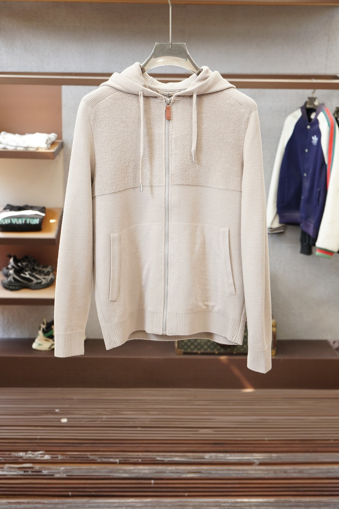 NO:652415,LP/25 autumn and winter wool jacket, men's workwear double-pocket cotton and wool jacket. Shanghai Henglong counter order, official website simultaneous sale. Thickened wool hooded, strong wearability and unique style. Material, texture is light, tough and smooth!  Fashionable retro style!  The eye-catching performance of the hem Logo is mainly due to the perfect integration between the design and modern people's lifestyle. Not only the fabric, color and style, but also the life philosophy behind the design coincides with the dual mentality of modern people pursuing practicality and fashionable beauty, achieving a perfect balance between function and aesthetics!  It is not only a display of fashion trends, but also a representative of modern aesthetics to satisfy your infinite wear challenges!  Size M-3XL Color brown black,,loro piana,jackets & coats,hats,alexander wang19860909LP/25秋冬羊毛外套,男士工装双口袋棉加羊毛外套.上海恒隆柜台订单,官网同步发售.加厚羊毛连帽实穿性强 风格独特.材质,质感轻薄硬朗光滑！时尚复古风格浓郁！ 下摆Logo-亮眼的表现主要归功于设计与现代人生活形态水乳相融,不仅在布料,颜色与款式功夫,其设计背后的生活哲学正巧契合现代人追求切身实用与流行美观的双重心态,在机能与美学之前取得完美平衡！不单单是时尚潮流的展现,更是现代美学的代表满足你的无限穿搭考验！尺码M-3XL 颜色棕色黑色,,loro piana,jackets & coats,hats,alexander wang,Men's clothing