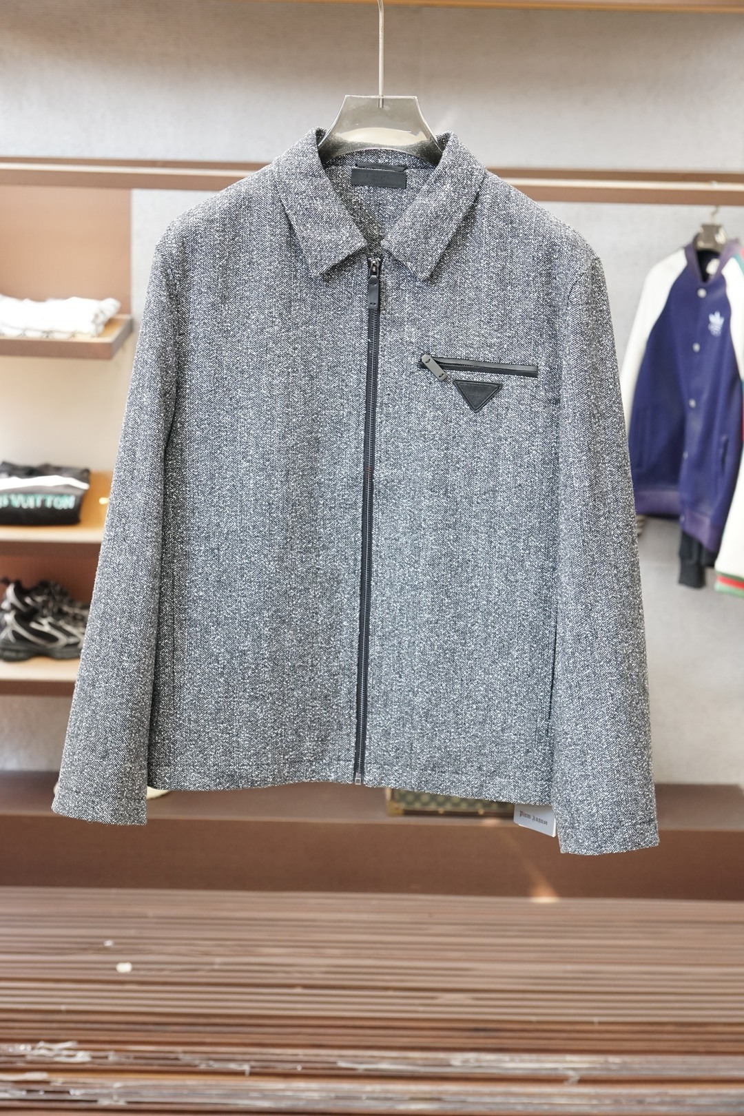 NO:652421,=Prada-25 autumn and winter wool coat, thickened wool hood, strong wearability, unique style. Material, fine texture, tough and smooth!  Fashionable retro style!  The eye-catching performance of the hem Logo is mainly due to the perfect integration between the design and modern people's lifestyle. Not only the fabric, color and style, but also the life philosophy behind the design coincides with the dual mentality of modern people pursuing practicality and fashionable beauty, achieving a perfect balance between function and aesthetics!  It is not only a display of fashion trends, but also a representative of modern aesthetics to satisfy your infinite wear challenges!  Size M-3XL Color gray, prada, prada, jackets & coats, hats, alexander wang19860909=Prada普拉达-25秋冬羊毛外套,加厚羊毛连帽实穿性强 风格独特.材质,质感细腻硬朗光滑！时尚复古风格浓郁！ 下摆Logo-亮眼的表现主要归功于设计与现代人生活形态水乳相融,不仅在布料,颜色与款式功夫,其设计背后的生活哲学正巧契合现代人追求切身实用与流行美观的双重心态,在机能与美学之前取得完美平衡！不单单是时尚潮流的展现,更是现代美学的代表满足你的无限穿搭考验！尺码M-3XL 颜色灰色,,prada,prada,jackets & coats,hats,alexander wang,Men's clothing