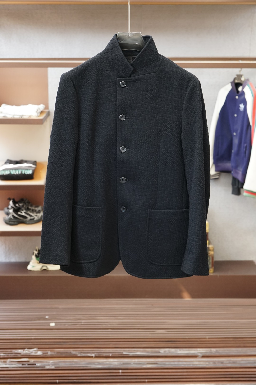 NO:652427,Ermenegildo Zegna/25 Autumn and Winter Wool Diagonal Button Jacket Thickened Wool Hooded Jacket is highly wearable and has a unique style. The material is fine, tough and smooth in texture!  Fashionable retro style!  The eye-catching performance of oblique buttons is mainly due to the perfect integration between the design and modern people's lifestyle. Not only the fabric, color and style, but also the life philosophy behind the design coincides with the dual mentality of modern people pursuing practicality and fashionable beauty, achieving a perfect balance between functionality and aesthetics!  It is not only a display of fashion trends, but also a representative of modern aesthetics to satisfy your infinite wear challenges!  Size M-3XL Color black,,zegna,jackets & coats,hats,alexander wang19860909杰尼亚/25秋冬羊毛斜扣外套加厚羊毛连帽实穿性强 风格独特.材质,质感细腻硬朗光滑！时尚复古风格浓郁！ 斜扣亮眼的表现主要归功于设计与现代人生活形态水乳相融,不仅在布料,颜色与款式功夫,其设计背后的生活哲学正巧契合现代人追求切身实用与流行美观的双重心态,在机能与美学之前取得完美平衡！不单单是时尚潮流的展现,更是现代美学的代表满足你的无限穿搭考验！尺码M-3XL 颜色黑色,,zegna,jackets & coats,hats,alexander wang,Men's clothing