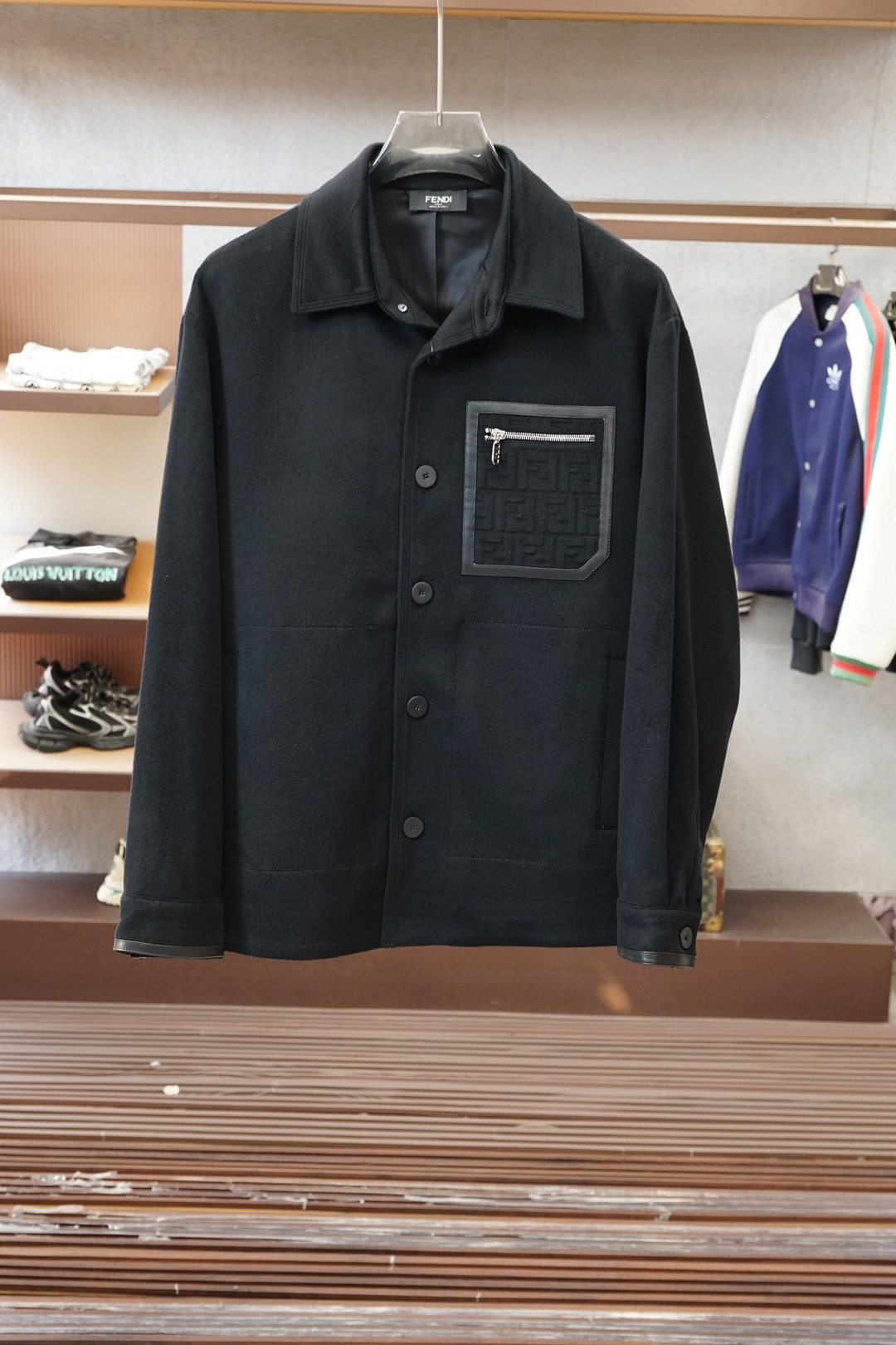 NO:652389,Fendi Fendi/25 autumn and winter wool jacket, thickened wool, strong wearability and unique style. Material, fine texture, tough and smooth!  Fashionable retro style!  The letter logo on the chest embosses the brand's charm. The eye-catching performance is mainly due to the perfect integration of the design with modern people's lifestyle. Not only the fabrics, colors and styles, but also the life philosophy behind the design coincides with the dual mentality of modern people pursuing practicality and fashionable beauty, achieving a perfect balance between functionality and aesthetics!  It is not only a display of fashion trends, but also a representative of modern aesthetics to satisfy your infinite wear challenges!  Size M-3XL Color black,,fendi,fendi,jackets & coats,alexander wang19860909Fendi芬迪/25秋冬羊毛外套,加厚羊毛实穿性强 风格独特.材质,质感细腻硬朗光滑！时尚复古风格浓郁！ 胸前字母Logo,凹陷品牌魅力,亮眼的表现主要归功于设计与现代人生活形态水乳相融,不仅在布料,颜色与款式功夫,其设计背后的生活哲学正巧契合现代人追求切身实用与流行美观的双重心态,在机能与美学之前取得完美平衡！不单单是时尚潮流的展现,更是现代美学的代表满足你的无限穿搭考验！尺码M-3XL 颜色黑色,,fendi,fendi,jackets & coats,alexander wang,Men's clothing