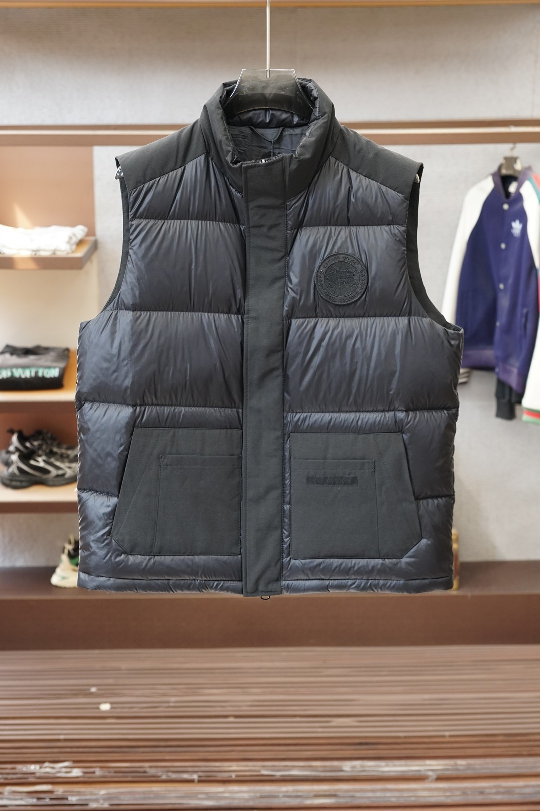 NO:652439,Canada Goose - Canada Goose black label vest is arctic-level warm, the 'cold-resistant hard currency' in the city] Arctic Tech hydrophobic fabric is wrapped with 90% duck down filling, which is lightweight and not bulky but can withstand the cold wind of late winter. The round logo on the chest is the low-key code of the 'Polar Club', and the black label matte texture adds to the minimalist tone. The stand-up collar + patch pockets are both neat and practical. A sweater is worn inside for daily relaxation, and a layered coat is decent for commuting.  A piece that crushes and reorganizes 'polar cold resistance' and 'urban texture' is just needed in autumn and winter, and provides a complete sense of security in cold weather,,sweaters,alexander wang19860909加拿大鹅-Canada Goose黑标马甲北极级暖感,都市里的“抗寒硬通货”】 Arctic Tech疏水面料裹住90鸭绒填充,轻量不臃肿却扛得住深冬冽风 胸口圆形徽标是“极地俱乐部”的低调暗号,黑标哑光质感更衬极简腔调 立领+贴袋兼顾利落与实用,内搭毛衣是日常松弛,叠穿大衣是通勤体面 一件把“极地抗寒力”和“都市质感”揉碎重组的秋冬刚需,冷天里的安全感全,,sweaters,alexander wang,Men's clothing