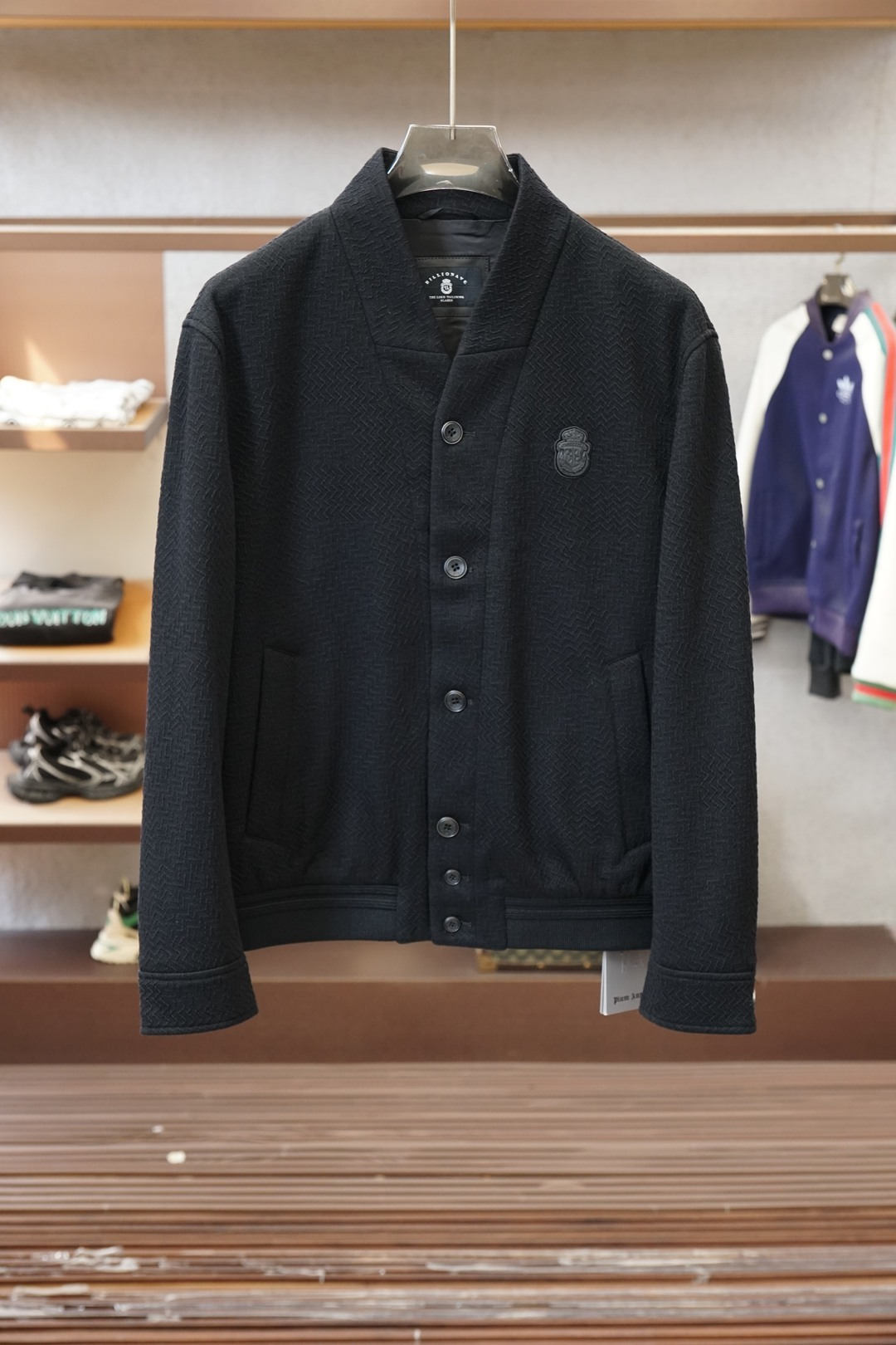 NO:652393,BC-25 autumn and winter wool jacket, thickened wool, strong wearability and unique style. Material, fine texture, tough and smooth!  Fashionable retro style!  The letter logo on the chest embosses the brand's charm. The eye-catching performance is mainly due to the perfect integration of the design with modern people's lifestyle. Not only the fabrics, colors and styles, but also the life philosophy behind the design coincides with the dual mentality of modern people pursuing practicality and fashionable beauty, achieving a perfect balance between functionality and aesthetics!  It is not only a display of fashion trends, but also a representative of modern aesthetics to satisfy your infinite wear challenges!  Size M-3XL Color black, jackets & coats, alexander wang19860909BC-25秋冬羊毛外套,加厚羊毛实穿性强 风格独特.材质,质感细腻硬朗光滑！时尚复古风格浓郁！ 胸前字母Logo,凹陷品牌魅力,亮眼的表现主要归功于设计与现代人生活形态水乳相融,不仅在布料,颜色与款式功夫,其设计背后的生活哲学正巧契合现代人追求切身实用与流行美观的双重心态,在机能与美学之前取得完美平衡！不单单是时尚潮流的展现,更是现代美学的代表满足你的无限穿搭考验！尺码M-3XL 颜色黑色,,jackets & coats,alexander wang,Men's clothing