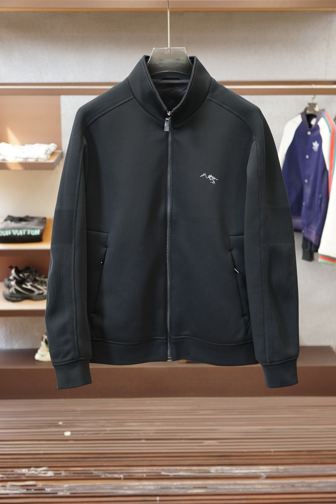 NO:652397,Ermenegildo Zegna/25 Autumn and Winter Wool Jacket, thickened wool with strong wearability and unique style. Material, fine texture, tough and smooth!  Fashionable retro style!  The letter logo on the chest embosses the brand's charm. The eye-catching performance is mainly due to the perfect integration of the design with modern people's lifestyle. Not only the fabrics, colors and styles, but also the life philosophy behind the design coincides with the dual mentality of modern people pursuing practicality and fashionable beauty, achieving a perfect balance between functionality and aesthetics!  It is not only a display of fashion trends, but also a representative of modern aesthetics to satisfy your infinite wear challenges!  Size M-3XL Color black,,zegna,jackets & coats,alexander wang19860909杰尼亚/25秋冬羊毛外套,加厚羊毛实穿性强 风格独特.材质,质感细腻硬朗光滑！时尚复古风格浓郁！ 胸前字母Logo,凹陷品牌魅力,亮眼的表现主要归功于设计与现代人生活形态水乳相融,不仅在布料,颜色与款式功夫,其设计背后的生活哲学正巧契合现代人追求切身实用与流行美观的双重心态,在机能与美学之前取得完美平衡！不单单是时尚潮流的展现,更是现代美学的代表满足你的无限穿搭考验！尺码M-3XL 颜色黑色,,zegna,jackets & coats,alexander wang,Men's clothing