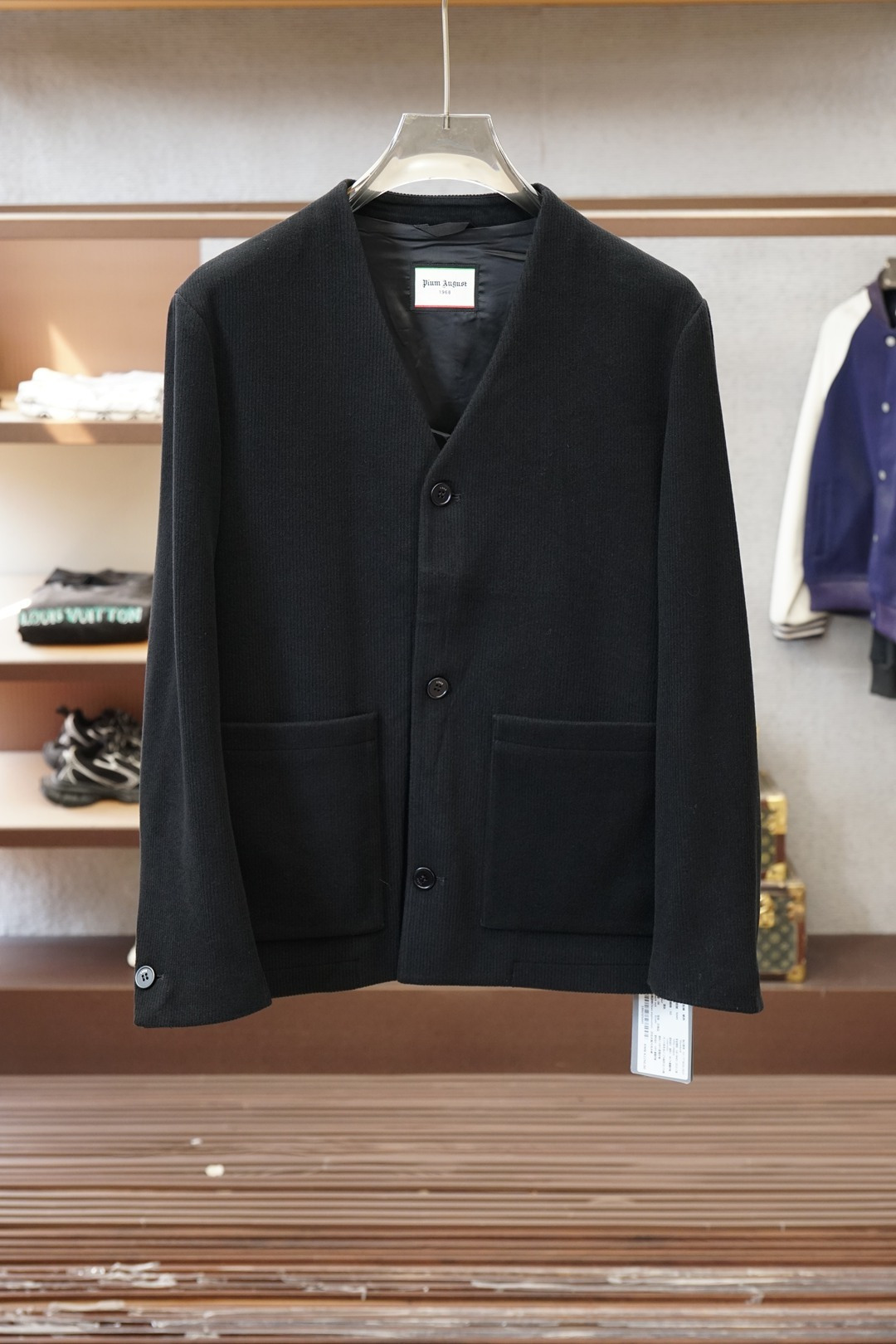 NO:652400,Ermenegildo Zegna/25 autumn and winter wool cardigan jacket, thickened corduroy material, unique style material, delicate texture, tough and smooth!  Fashionable retro style!  The letter logo on the chest embosses the brand's charm. The eye-catching performance is mainly due to the perfect integration of the design with modern people's lifestyle. Not only the fabrics, colors and styles, but also the life philosophy behind the design coincides with the dual mentality of modern people pursuing practicality and fashionable beauty, achieving a perfect balance between functionality and aesthetics!  It is not only a display of fashion trends, but also a representative of modern aesthetics to satisfy your infinite wear challenges!  Size M-3XL Color black,,zegna,jackets & coats,alexander wang19860909杰尼亚/25秋冬羊毛开衫外套,加厚灯芯绒材质,风格独特材质,质感细腻硬朗光滑！时尚复古风格浓郁！ 胸前字母Logo,凹陷品牌魅力,亮眼的表现主要归功于设计与现代人生活形态水乳相融,不仅在布料,颜色与款式功夫,其设计背后的生活哲学正巧契合现代人追求切身实用与流行美观的双重心态,在机能与美学之前取得完美平衡！不单单是时尚潮流的展现,更是现代美学的代表满足你的无限穿搭考验！尺码M-3XL 颜色黑色,,zegna,jackets & coats,alexander wang,Men's clothing