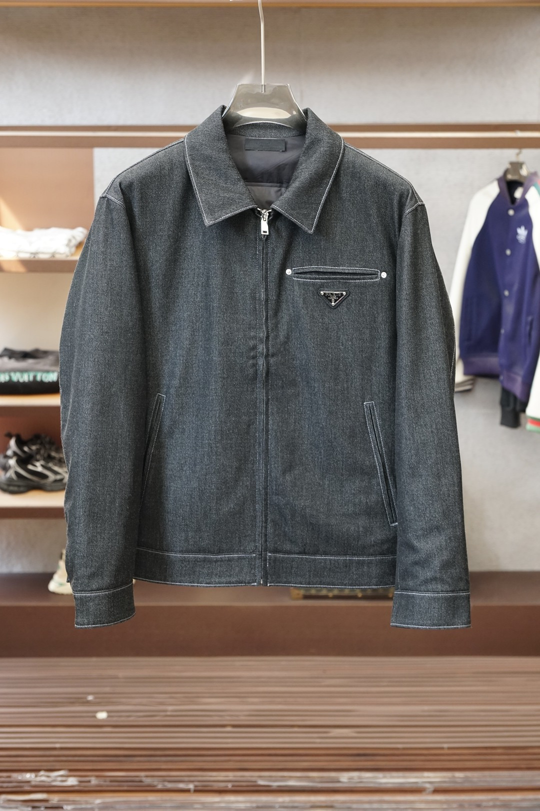 NO:652447,Prada, Prada’s distressed denim down jacket is a two-way street between retro and high luxury] The distressed black denim texture is wrapped in light and warm down, and the lapels and silver zippers give it a relaxed feel of American retro. The triangle mark on the chest is a low-key code, and the topstitching stitching makes the whole dress more workwear-like.  Wearing it alone is a street style, wearing a high collar underneath is a late-autumn look, an autumn and winter jersey that combines 'retro relaxation' and 'high luxury recognition', prada, prada, down jacket, alexander wang19860909普拉达,Prada做旧牛仔羽绒服复古与高奢的双向奔赴】 做旧黑牛仔肌理裹住轻暖羽绒,翻领+银拉链是美式复古的松弛感 胸口三角标是低调暗号,明线车缝衬得全衣更有工装质感 单穿是街头腔调,内搭高领是深秋体面,一件把“复古松弛”和“高奢辨识度”焊在身上的秋冬战袍,,prada,prada,down jacket,alexander wang,Men's clothing