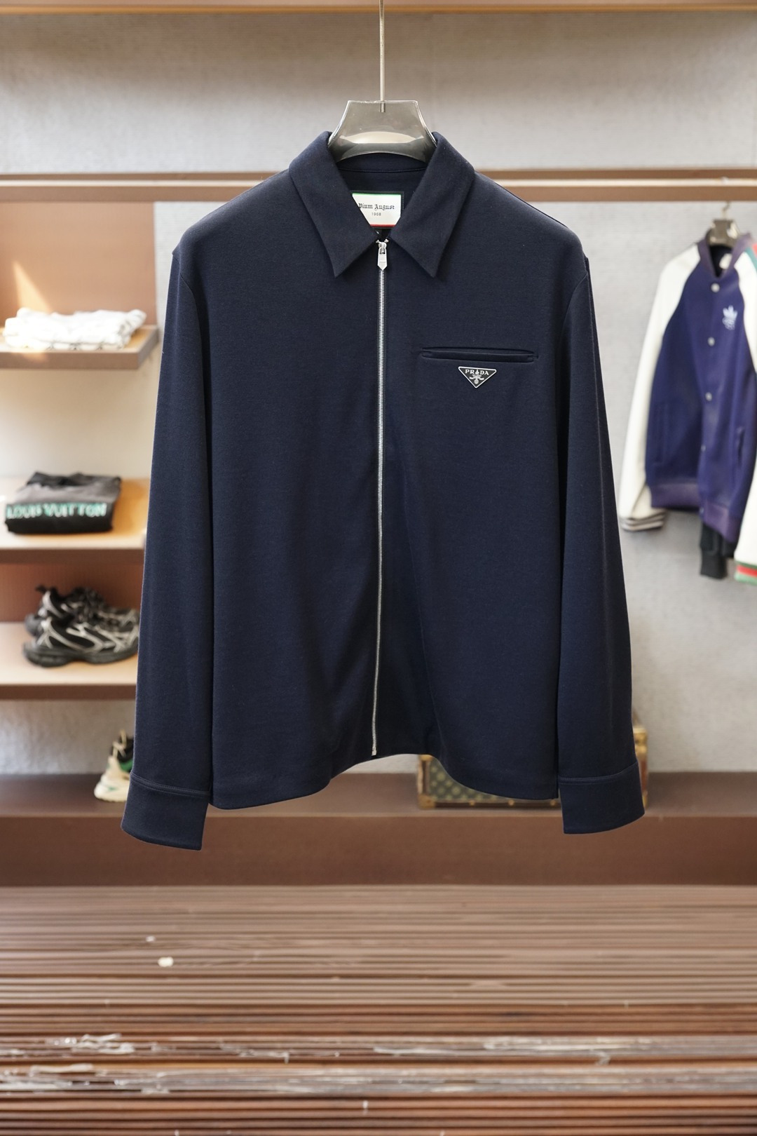 NO:652403,Prada Prada/25 autumn and winter wool stand-up collar jacket, thickened wool, strong wearability and unique style. Material, texture is delicate, tough and smooth!  Fashionable retro style!  The letter logo on the chest embosses the brand's charm. The eye-catching performance is mainly due to the perfect integration of the design with modern people's lifestyle. Not only the fabrics, colors and styles, but also the life philosophy behind the design coincides with the dual mentality of modern people pursuing practicality and fashionable beauty, achieving a perfect balance between functionality and aesthetics!  It is not only a display of fashion trends, but also a representative of modern aesthetics to satisfy your infinite wear challenges!  Size M-3XL Color blue,,prada,prada,jackets & coats,alexander wang19860909Prada普拉达/25秋冬羊毛立领外套,加厚羊毛实穿性强 风格独特.材质,质感细腻硬朗光滑！时尚复古风格浓郁！ 胸前字母Logo,凹陷品牌魅力,亮眼的表现主要归功于设计与现代人生活形态水乳相融,不仅在布料,颜色与款式功夫,其设计背后的生活哲学正巧契合现代人追求切身实用与流行美观的双重心态,在机能与美学之前取得完美平衡！不单单是时尚潮流的展现,更是现代美学的代表满足你的无限穿搭考验！尺码M-3XL 颜色蓝色,,prada,prada,jackets & coats,alexander wang,Men's clothing