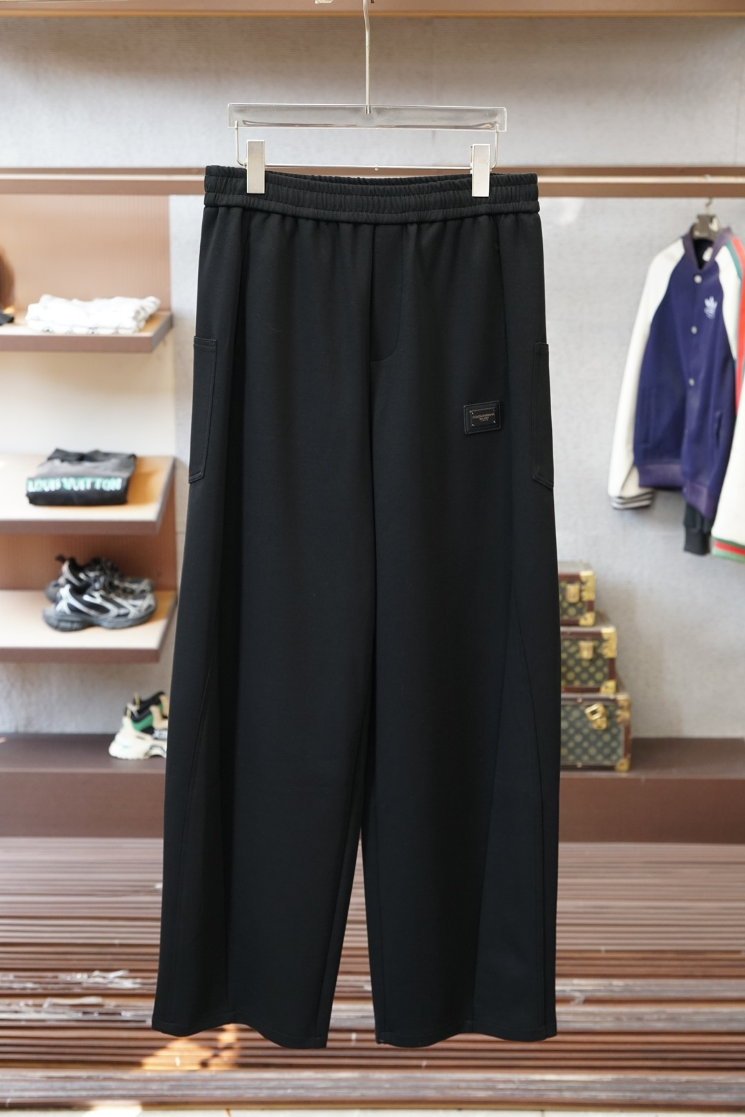 NO:652466,DG-autumn and winter casual pants are wide-leg pants, a new interpretation of aesthetics, and a strong sense of style and fashion, with a strong sense of detail and design. The classic brand logo is used as a color combination to interpret classic brand fashion, adding luster to the overall look. Imported fabrics are soft and comfortable. The inner fabric is flat and breathable, simple and these pants use big-name designs to create a sense of fashion and trend. The details are exquisitely processed, showing super high quality.  The pants are embellished with iconic brand logos to highlight the brand style and create a fashionable and diverse look. The imported fabrics are carefully made, soft and comfortable, and skin-friendly. They are comfortable pants for home and going out. You can just wear a jacket and go out ~ Color black Size: M L XL 2XL 3XL,, jackets & coats, alexander wang19860909DG-秋冬休闲裤子阔腿裤, 美学的焕新诠释,演绎浓郁的格调型时尚风范,细节感和设计感强悍.经典品牌标识做为色彩搭配,演绎经典的品牌时尚,为整体造型增光添彩.进口面料,柔软舒适.内里织面平整透气性极佳,简洁而这款裤采用大牌的设计打造时尚潮流感,细节处理精致到位,展现超高的品质. 裤身上点缀标志性品牌标识,彰显品牌格调,打造时尚多样的造型.进口面料精心打造,柔软舒适,还亲肤舒适,是居家和外出都很舒适的一款裤子,随便搭个外套就可以出门啦~ 颜色黑色 尺码:M L XL 2XL 3XL,,jackets & coats,alexander wang,Men's clothing