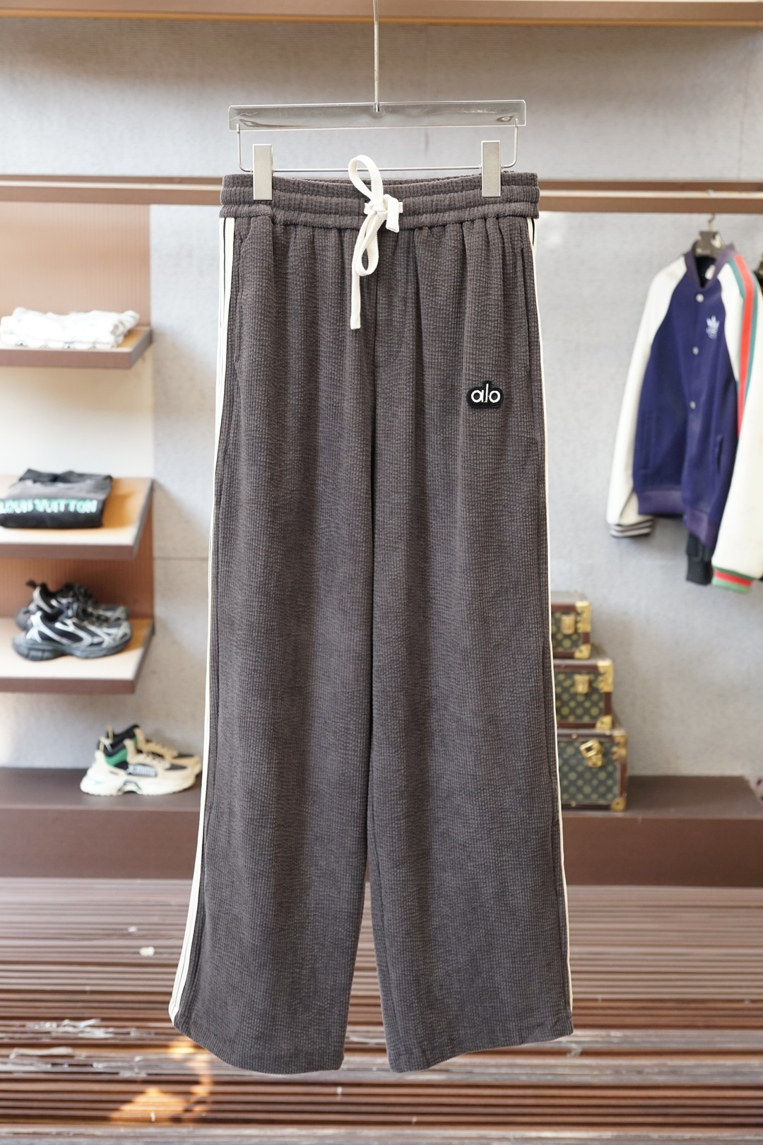 NO:652474,Europa - Autumn and winter casual pants, wide-leg pants, a new interpretation of aesthetics, a strong sense of style and fashion, with a strong sense of detail and design. The classic brand logo is used as a color combination to interpret classic brand fashion, adding luster to the overall look. Imported fabrics are soft and comfortable. The inner fabric is flat and breathable, simple and these pants use big-name designs to create a sense of fashion and trend. The details are exquisitely processed, showing super high quality.  The pants are embellished with iconic brand logos to highlight the brand style and create a fashionable and diverse look. The imported fabrics are carefully made, soft and comfortable, and skin-friendly. They are comfortable pants for home and going out. You can just wear a jacket and go out ~ Color Brown Size: M L XL 2XL 3XL,, jackets & coats, alexander wang19860909欧跑-秋冬休闲裤子阔腿裤, 美学的焕新诠释,演绎浓郁的格调型时尚风范,细节感和设计感强悍.经典品牌标识做为色彩搭配,演绎经典的品牌时尚,为整体造型增光添彩.进口面料,柔软舒适.内里织面平整透气性极佳,简洁而这款裤采用大牌的设计打造时尚潮流感,细节处理精致到位,展现超高的品质. 裤身上点缀标志性品牌标识,彰显品牌格调,打造时尚多样的造型.进口面料精心打造,柔软舒适,还亲肤舒适,是居家和外出都很舒适的一款裤子,随便搭个外套就可以出门啦~ 颜色棕色 尺码:M L XL 2XL 3XL,,jackets & coats,alexander wang,Men's clothing