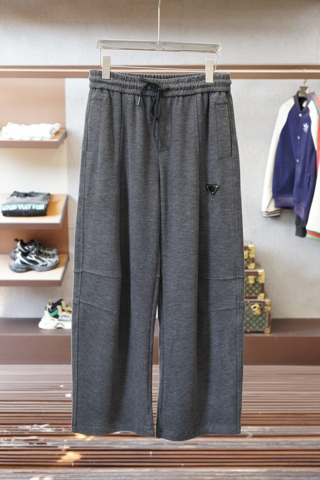 NO:652482,DG-autumn and winter casual pants are wide-leg pants, a new interpretation of aesthetics, and a strong sense of style and fashion, with a strong sense of detail and design. The classic brand logo is used as a color combination to interpret classic brand fashion, adding luster to the overall look. Imported fabrics are soft and comfortable. The inner fabric is flat and breathable, simple and these pants use big-name designs to create a sense of fashion and trend. The details are exquisitely processed, showing super high quality.  The pants are embellished with iconic brand logos to highlight the brand style and create a fashionable and diverse look. The imported fabrics are carefully made, soft and comfortable, and skin-friendly. They are comfortable pants for home and going out. You can just wear a jacket and go out ~ Color black Size: M L XL 2XL 3XL,, jackets & coats, alexander wang19860909DG-秋冬休闲裤子阔腿裤, 美学的焕新诠释,演绎浓郁的格调型时尚风范,细节感和设计感强悍.经典品牌标识做为色彩搭配,演绎经典的品牌时尚,为整体造型增光添彩.进口面料,柔软舒适.内里织面平整透气性极佳,简洁而这款裤采用大牌的设计打造时尚潮流感,细节处理精致到位,展现超高的品质. 裤身上点缀标志性品牌标识,彰显品牌格调,打造时尚多样的造型.进口面料精心打造,柔软舒适,还亲肤舒适,是居家和外出都很舒适的一款裤子,随便搭个外套就可以出门啦~ 颜色黑色 尺码:M L XL 2XL 3XL,,jackets & coats,alexander wang,Men's clothing