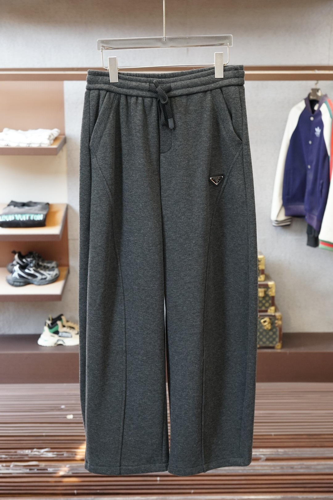 NO:652491,Prada's wide-leg casual pants for autumn and winter are a new interpretation of aesthetics, interpreting a rich style of fashion, with a strong sense of detail and design. The classic brand logo is used as a color combination to interpret classic brand fashion, adding luster to the overall look. Imported fabrics are soft and comfortable. The inner fabric is flat and breathable, simple and these pants use big-name designs to create a sense of fashion and trend. The details are exquisitely processed, showing super high quality.  The pants are embellished with iconic brand logos to highlight the brand style and create a fashionable and diverse look. The imported fabrics are carefully made, soft and comfortable, and skin-friendly. They are comfortable pants for home and going out. You can just wear a jacket and go out~ Color black gray Size: M L XL 2XL 3XL,, prada, prada, jackets & coats, alexander wang19860909Prada普拉达秋冬休闲裤子阔腿裤, 美学的焕新诠释,演绎浓郁的格调型时尚风范,细节感和设计感强悍.经典品牌标识做为色彩搭配,演绎经典的品牌时尚,为整体造型增光添彩.进口面料,柔软舒适.内里织面平整透气性极佳,简洁而这款裤采用大牌的设计打造时尚潮流感,细节处理精致到位,展现超高的品质. 裤身上点缀标志性品牌标识,彰显品牌格调,打造时尚多样的造型.进口面料精心打造,柔软舒适,还亲肤舒适,是居家和外出都很舒适的一款裤子,随便搭个外套就可以出门啦~ 颜色黑色 灰色 尺码:M L XL 2XL 3XL,,prada,prada,jackets & coats,alexander wang,Men's clothing