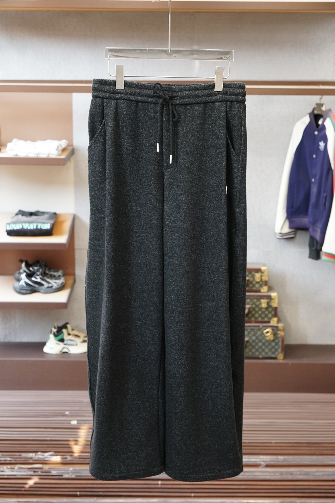 NO:652435,P clothes, pants, new autumn and winter suits for Meng Mouth, custom-woven worsted thickened velvet fabric for customers, a new type of fabric mainly promoted by big-name men's clothing this year, the upper body is comfortable and soft, can not afford static electricity, and is tall and stylish. Color black, size M-3xlq, Moncler, alexander wang19860909P衣服,裤子, 蒙口年秋冬新品套装,客供定织精纺加厚加绒面料,今年大牌男装主推的一款新型面料,上身舒适柔软,不起静电,挺拓有型.颜色黑尺码M-3xlq,,Moncler,alexander wang,Men's clothing