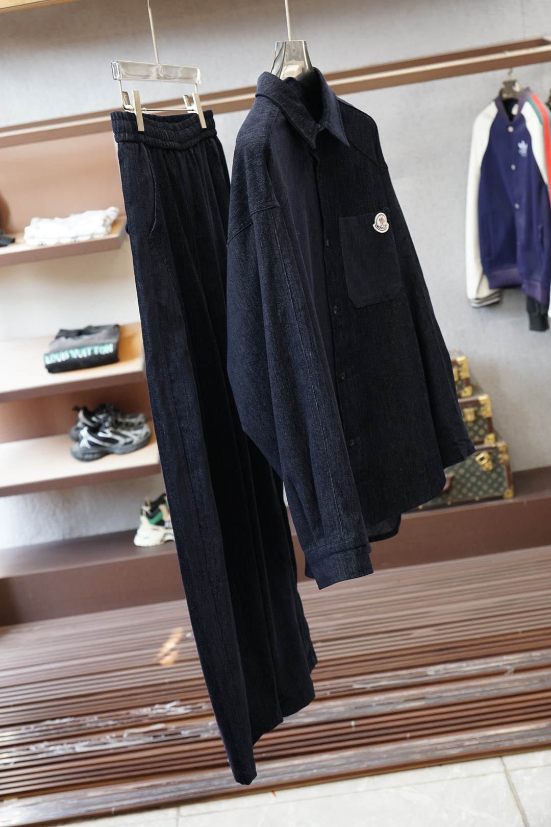NO:652505,P clothes, trousers, new autumn and winter suits for Mengkou, custom-woven worsted thickened denim and mulberry silk fabrics for customers, a new type of fabric mainly promoted by big-name men's clothing this year, the upper body is comfortable and soft, does not resist static electricity, and is tall and stylish. Color black, size M-3xlq, Moncler,  19860909P衣服,裤子, 蒙口年秋冬新品套装,客供定织精纺加厚牛仔加桑蚕丝面料,今年大牌男装主推的一款新型面料,上身舒适柔软,不起静电,挺拓有型.颜色黑尺码M-3xlq,,Moncler, ,Men's clothing