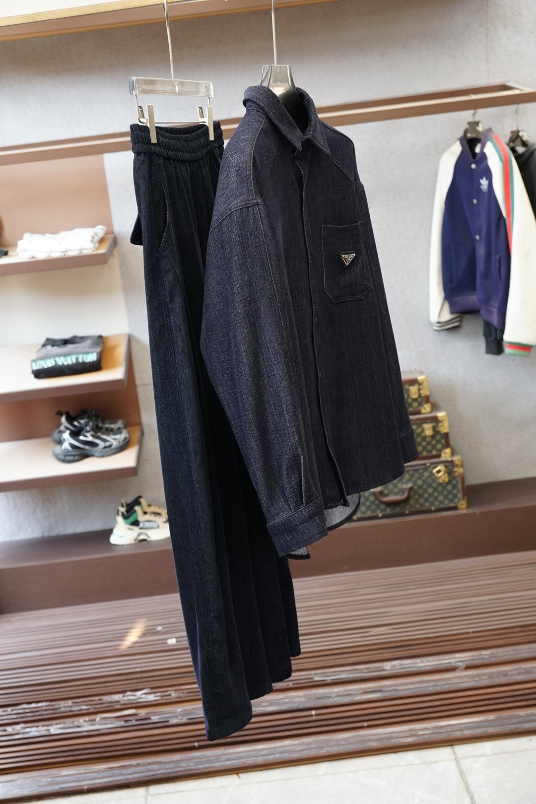 NO:652497,P clothes, trousers, Prada's new autumn and winter suit, custom-woven worsted thickened denim and mulberry silk fabric for customers, a new type of fabric mainly promoted by big-name men's clothing this year, the upper body is comfortable and soft, does not cause static electricity, and is tall and stylish. Color black, size M-3xlq,, prada, prada, alexander wang19860909P衣服,裤子, Prada普拉达/年秋冬新品套装,客供定织精纺加厚牛仔加桑蚕丝面料,今年大牌男装主推的一款新型面料,上身舒适柔软,不起静电,挺拓有型.颜色黑尺码M-3xlq,,prada,prada,alexander wang,Men's clothing