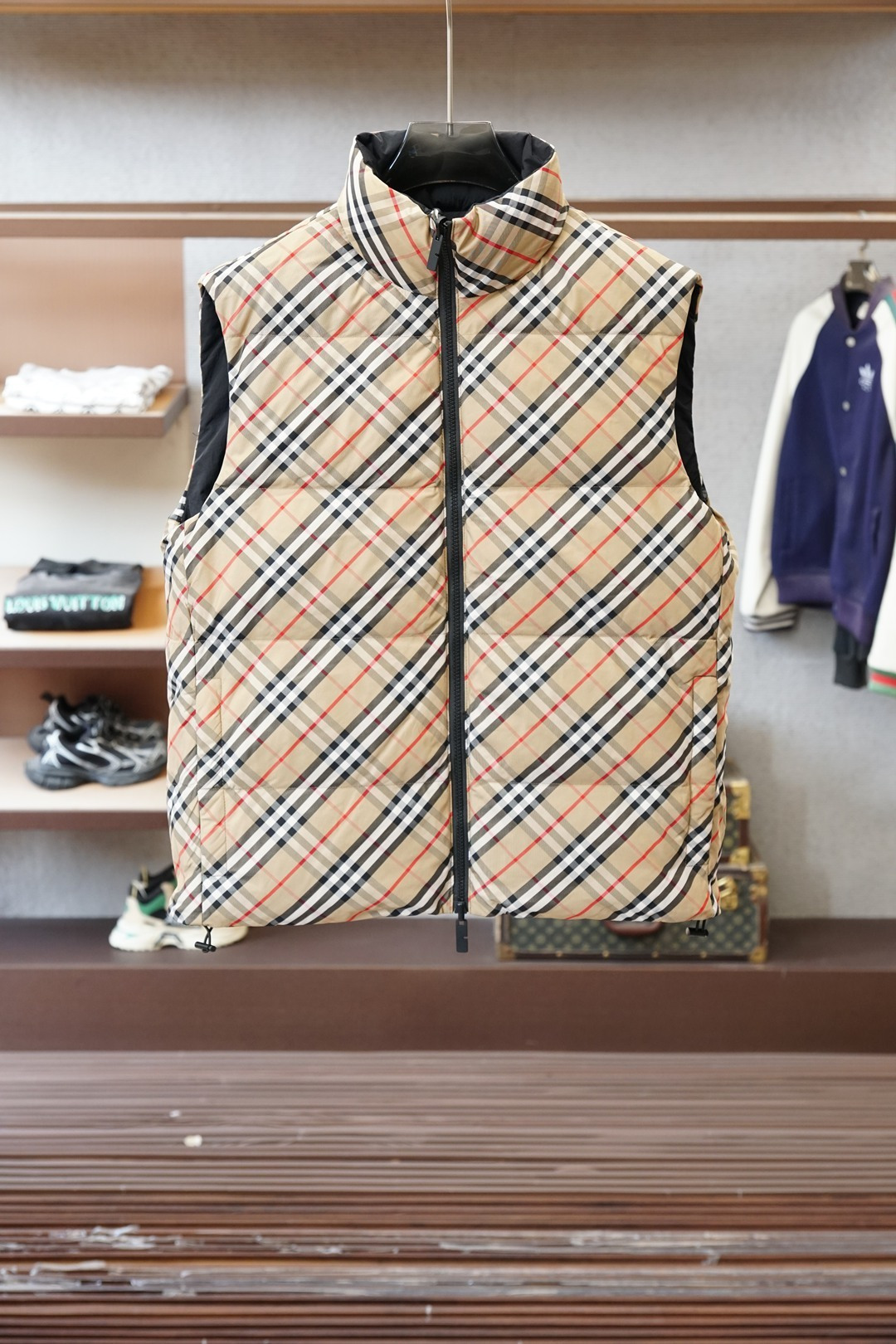 NO:652449,BBR Burberry double-sided vest is low-key on one side and British on the other] The front is pure black matte texture, with hidden knight embroidery code, and the minimalist version is suitable for all inner wear; the reverse side has a classic plaid, and the red and black lines create a retro accent. Wearing two clothes in one is a 'style cheat' for autumn and winter.  Light and warm down wraps the core warmth, and the stand-up collar + drawstring details are full of practical considerations. It is low-key and luxurious when commuting or going out on the street.,,burberry,down jacket,alexander wang19860909BBR 巴宝莉双面马甲一面低调,一面英伦】 正面是纯黑哑光质感,暗藏骑士刺绣暗号,极简版型适配所有内搭； 反面翻出经典格纹,红黑线条撞出复古腔调,一衣两穿是秋冬的“风格作弊器”. 轻暖羽绒裹住核心暖意,立领+抽绳细节藏满实用小心思,通勤/出街都是低调的高奢辨识度.,,burberry,down jacket,alexander wang,Men's clothing