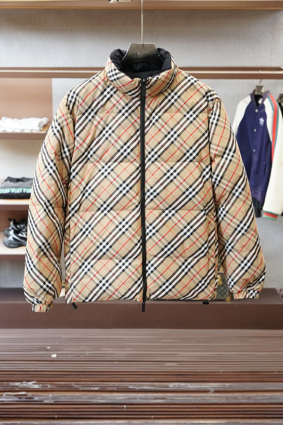 NO:652440,Burberry’s plaid down jacket makes British classics the focus of autumn and winter] The camel plaid is the British logo engraved in the DNA, and the red and black lines create a retro accent. The quilted down is light and warm without being bulky. The stand-up collar + drawstring details hide practical considerations, and the all-over plaid print is a high-end luxury that can be recognized at a glance.  Wearing it alone is retro for the street, wearing a high collar inside is decent for commuting, a jersey that welds 'classic plaid' and 'winter warmth' together, burberry, down jacket, alexander wang19860909巴宝莉格纹羽绒服把英伦经典穿成秋冬焦点】 驼色格纹是刻在DNA里的英伦标识,红黑线条撞出复古腔调,绗缝羽绒轻暖不臃肿 立领+抽绳细节藏着实用小心思,全格纹满印是一眼识穿的高奢辨识度 单穿是街头复古派,内搭高领是通勤体面,一件把“经典格纹”和“冬日暖意”焊死的战袍,,burberry,down jacket,alexander wang,Men's clothing