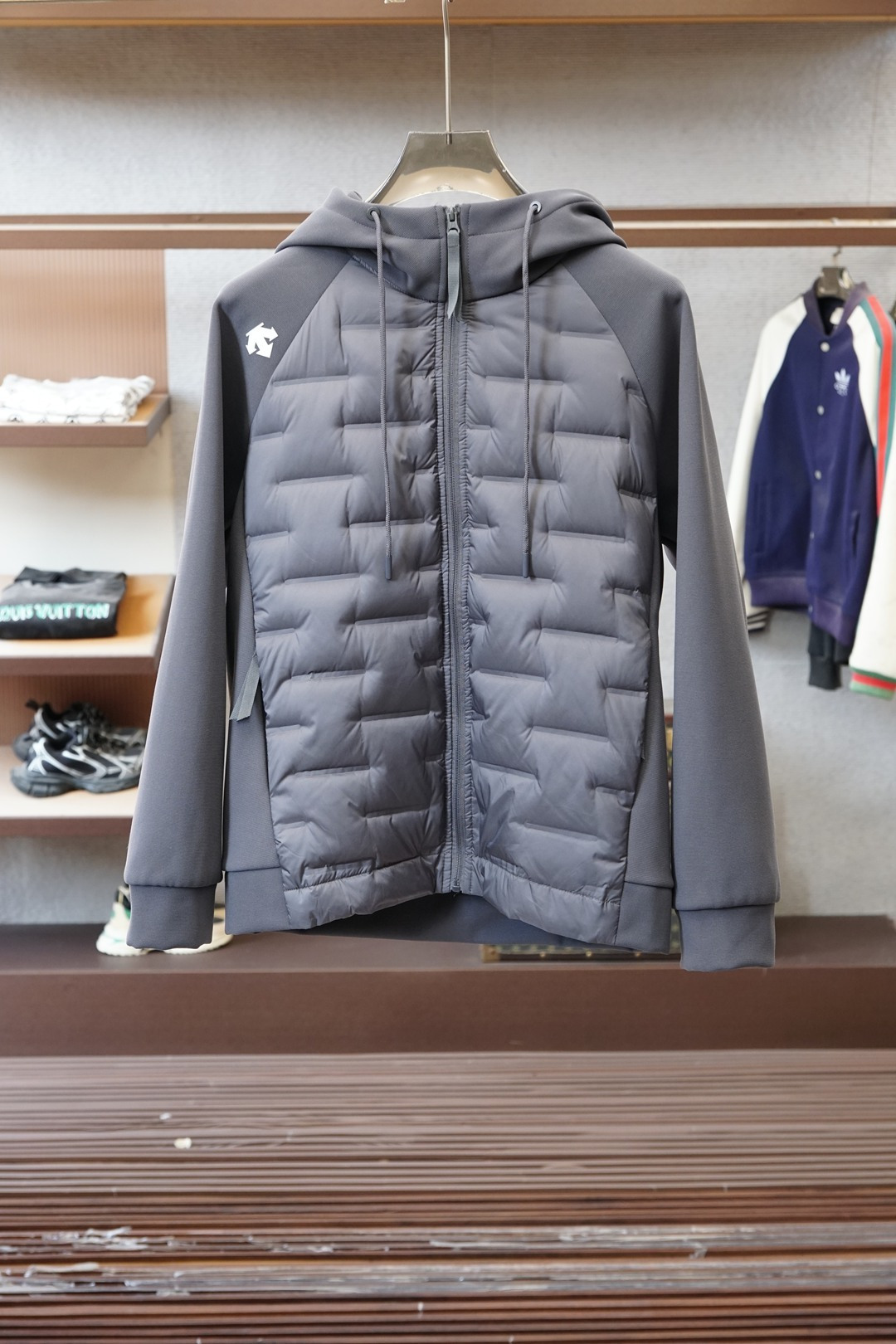 NO:652459,Descente's spliced hooded down jacket brings 'snow resort functionality' into urban daily life] One side is ski-grade quilted down to lock in warmth, and the other side is soft and waxy fleece to fit the skin. The splicing design welds 'warmth' and 'softness' to the body. The small logo on the side of the arm is a low-key code for professional sports. The hood has drawstrings and cuffs, and the windproof details are full of snow resort genes.  The three colors of gray/khaki/black are suitable for different styles. The gray tone is for commuting, khaki is for outdoor retro, and pure black is for street coolness. A 'scene killer' that can be worn from the ski resort to the cafe. It has uncompromising functions and is fashionable and effortless. Down jacket, hats, alexander wang19860909迪桑特拼接连帽羽绒服把“雪场机能”穿进都市日常】 一面是滑雪级绗缝羽绒锁温,一面是柔糯抓绒贴肤,拼接设计把“暖”和“软”焊在身上 臂侧小标是专业运动的低调暗号,连帽抽绳+收束袖口,防风细节藏满雪场基因 灰/卡其/黑三色适配不同风格灰调是通勤松弛,卡其是户外复古,纯黑是街头酷感 一件从雪场滑到咖啡馆的“场景杀手”,机能不妥协,时髦不费力,,down jacket,hats,alexander wang,Men's clothing