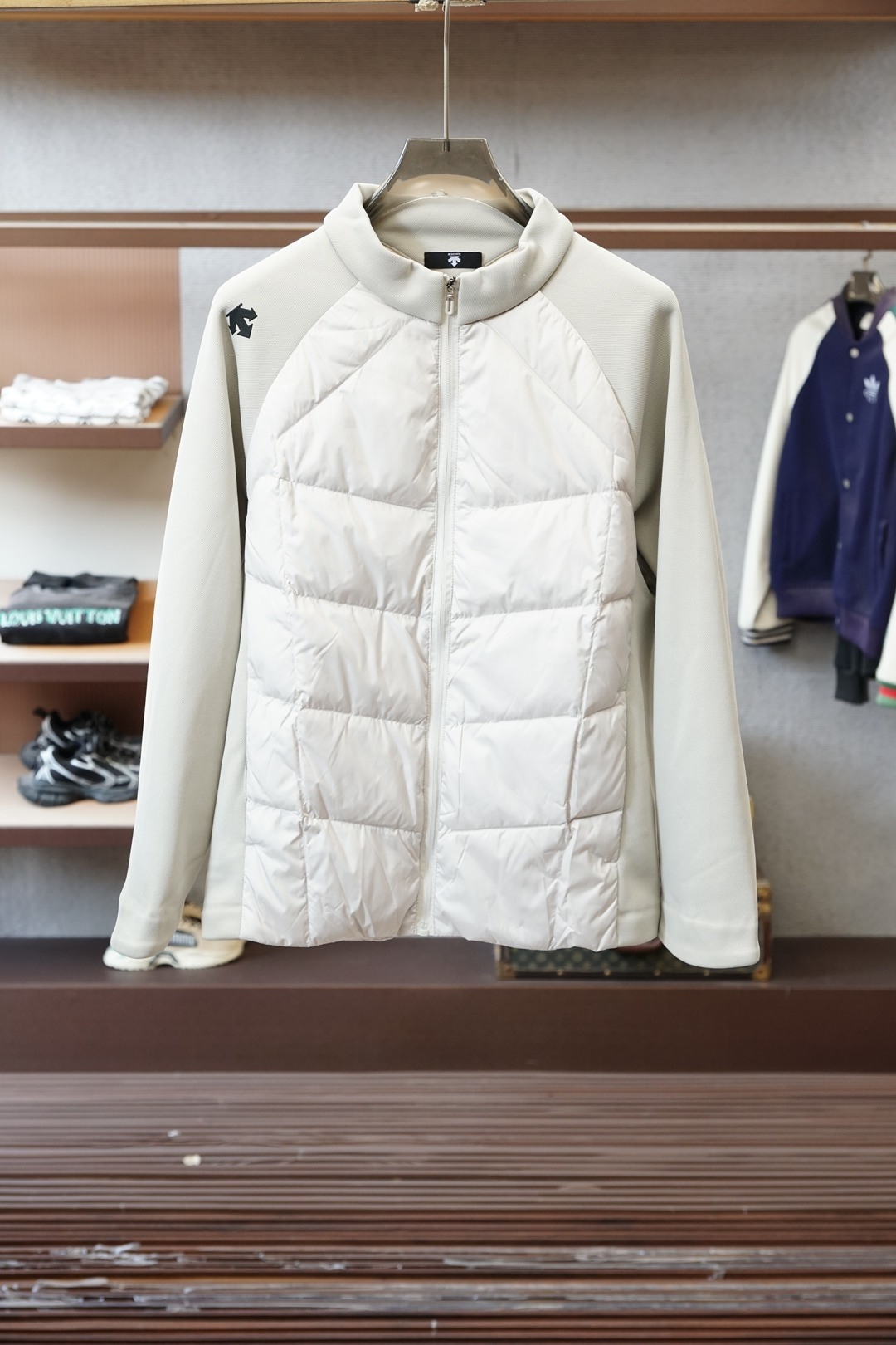 NO:652476,[Descente functional spliced down jacket incorporates 'ski technology' into daily wear] Fleece sleeves + quilted down body, one side is soft and warm, while the other side is warm and wind-resistant. The splicing design is a favorite detail for functional people. The arrow mark on the side of the arm is a tacit secret code for ski players. The stand-up collar + invisible zipper, the neat version is suitable for commuting/light outdoor  The three colors of black/gray/off-white have their own accents. Pure black is for street coolness, dark gray is for low-key texture, and off-white is for gentleness and relaxation. A 'universal style' that can be worn from early autumn to late winter, with both professional cold resistance and urban fashion sense, down jacket, alexander wang19860909【 迪桑特机能拼接羽绒服把“滑雪科技”揉进日常穿搭】 抓绒袖+绗缝羽绒身,一面贴肤柔暖,一面锁温抗风,拼接设计是机能党最爱的细节 臂侧箭头标是雪场玩家的默契暗号,立领+隐形拉链,利落版型适配通勤/轻户外 黑/灰/米白三色各有腔调纯黑是酷感街头,深灰是低调质感,米白是温柔松弛 一件能从早秋穿到深冬的“场景通吃款”,专业抗寒力和都市时髦感全拿捏,,down jacket,alexander wang,Men's clothing