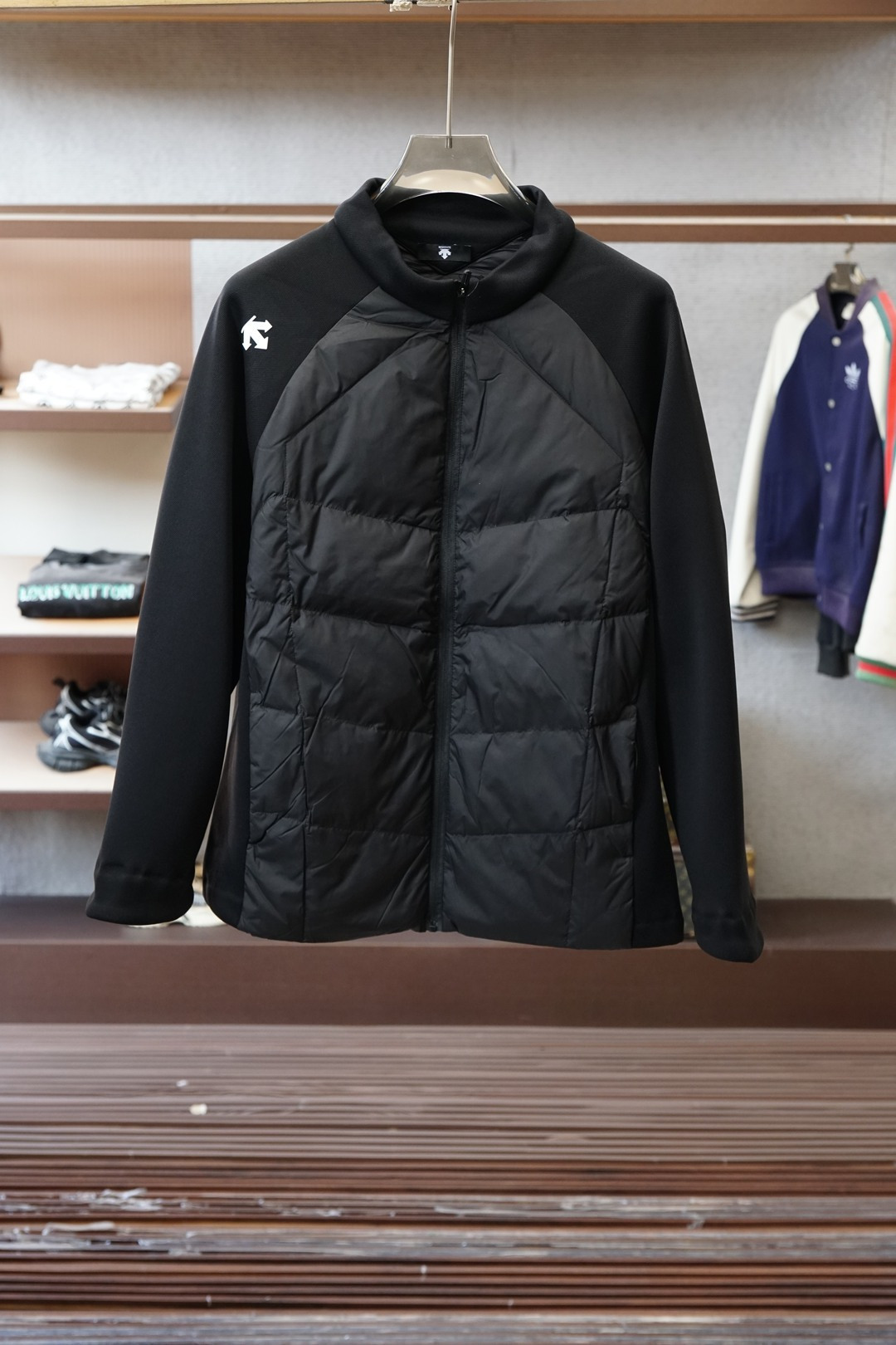 NO:652467,[Descente functional spliced down jacket incorporates 'ski technology' into daily wear] Fleece sleeves + quilted down body, one side is soft and warm, while the other side is warm and wind-proof. The splicing design is the favorite detail for functional people. The arrow mark on the side of the arm is a tacit secret code for ski players. The stand-up collar + invisible zipper, the neat version is suitable for commuting/light outdoor  The three colors of black/grey/off-white have their own accents. Pure black is cool for the street, dark gray is low-key, and off-white is gentle and relaxed. A 'universal style' that can be worn from early autumn to late winter, with both professional cold resistance and urban fashion. Would you like me to help you organize a short copy corresponding to each color, so that you can use it directly when posting on social platforms?  ,,down jacket,alexander wang19860909【迪桑特机能拼接羽绒服把“滑雪科技”揉进日常穿搭】 抓绒袖+绗缝羽绒身,一面贴肤柔暖,一面锁温抗风,拼接设计是机能党最爱的细节 臂侧箭头标是雪场玩家的默契暗号,立领+隐形拉链,利落版型适配通勤/轻户外 黑/灰/米白三色各有腔调纯黑是酷感街头,深灰是低调质感,米白是温柔松弛 一件能从早秋穿到深冬的“场景通吃款”,专业抗寒力和都市时髦感全拿捏 要不要我帮你整理一份每个颜色对应的短文案,方便你发社交平台时直接用？,,down jacket,alexander wang,Men's clothing