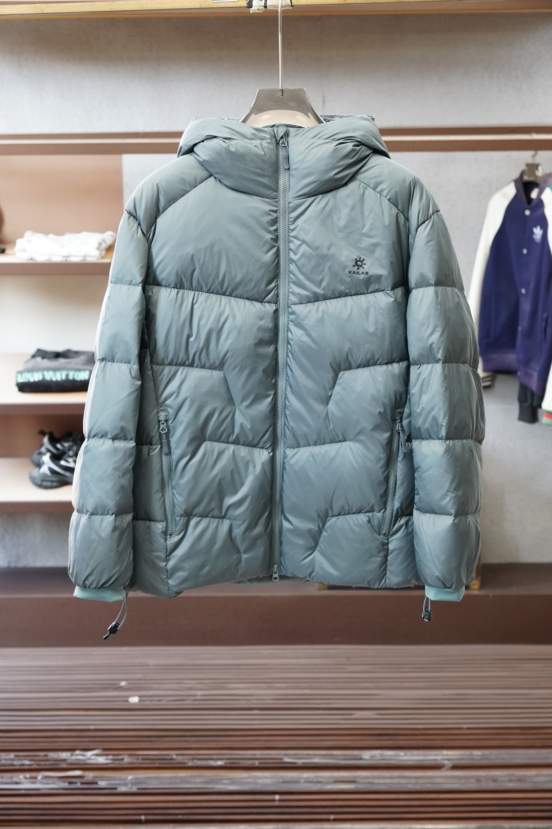 NO:652483,Kailer Stone's lightweight down jacket is as warm as the snow mountain, 'outdoor black technology' that can also be worn in the city] 800-pack water-repellent goose down covers the whole body, as light as if it is not worn but can withstand the sub-zero cold wind. Fluorescent green contrasts with black/dark green, which is eye-catching for outdoor recognition and is also a trendy embellishment in the city. WINDSTOPPER fabric locks in heat and wind, drawstring hem + hooded compatible helmet, hard-core details hide a sense of security  An autumn and winter jacket that combines 'mountain-level protection' with 'daily relaxation', it can be worn from commuting in the city to hiking in the countryside,,down jacket,hats,alexander wang19860909凯乐石轻量羽绒服雪山级暖感,城市也能穿的“户外黑科技”】 800蓬拒水鹅绒裹住全身,轻得像没穿却扛得住零下冷风 荧光绿撞色黑/墨绿,是户外的醒目辨识度,也是都市的潮感点缀 WINDSTOPPER面料锁温防风,抽绳下摆+连帽兼容头盔,硬核细节藏满安全感 一件把“登山级防护”和“日常松弛感”焊死的秋冬衣,从城市通勤到郊野徒步都能打,,down jacket,hats,alexander wang,Men's clothing