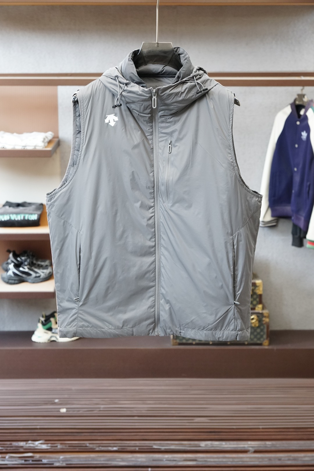 NO:652490,Descente functional down vest is the 'layering king' of ski genes] Three-in-one, detachable inner liner, hooded + drawstring design with ski-level windproof details, lightweight down wraps the core warmth, sleeveless version allows for more freedom of layering. The arrow mark on the side of the arm is a low-key logo for professional sports, and the black/gray two-color adapts to different styles. Pure black is cool for street, and dark gray is low-key.  Wearing a sweatshirt inside is for daily relaxation, layering a jacket is decent for commuting, a must-have in autumn and winter that combines 'snow resort performance' and 'urban wear',,hoodie,sweatshirts,jackets & coats,down jacket,hats,alexander wang19860909迪桑特机能羽绒马甲雪场基因的“叠穿王者”】三合一,内胆可拆, 连帽+抽绳设计是滑雪级防风细节,轻量羽绒裹住核心暖意,无袖版型让叠穿更自由 臂侧箭头标是专业运动的低调标识,黑/灰双色适配不同风格纯黑是酷感街头,深灰是低调质感 内搭卫衣是日常松弛,叠穿夹克是通勤体面,一件把“雪场机能”和“都市穿搭”焊死的秋冬刚需,,hoodie,sweatshirts,jackets & coats,down jacket,hats,alexander wang,Men's clothing