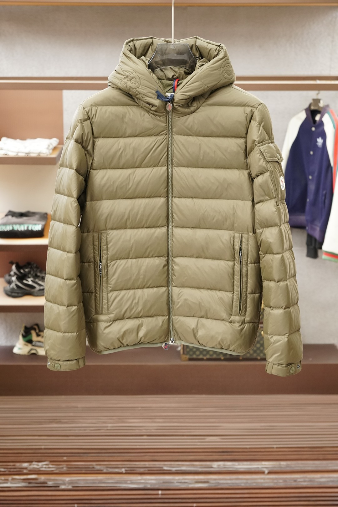 NO:652437,Mengkou/2025 latest fashion designer down jacket, winter top light luxury down jacket, popular down jacket, 90# white duck down filling, structural tailoring design changes to show men's diverse image changes,  'Autumn and winter 'relaxing shirt' - low saturation olive green with advanced filter, rib pattern filled with velvet, light and warm, hood + cinch details to lock in temperature without being bulky. The small label on the arm is low-key and noble, suitable for commuting and outdoor switching. It is a texture that will not go out of style for ten years.',,Moncler,jackets & coats,down jacket,hats,alexander wang19860909蒙口/2025最新款时尚设计师款羽绒外套羽绒服冬季顶级轻奢羽绒服,爆款羽绒服,90#白鸭绒填充,结构性剪裁的设计改变来展现男士多样的形象变化, “秋冬「松弛感战袍」——低饱和橄榄绿自带高级滤镜,排骨纹充绒轻而暖,连帽+收束细节锁温不臃肿.臂侧小标低调显贵,通勤/户外切换都适配,是穿十年不过时的质感款.”,,Moncler,jackets & coats,down jacket,hats,alexander wang,Men's clothing