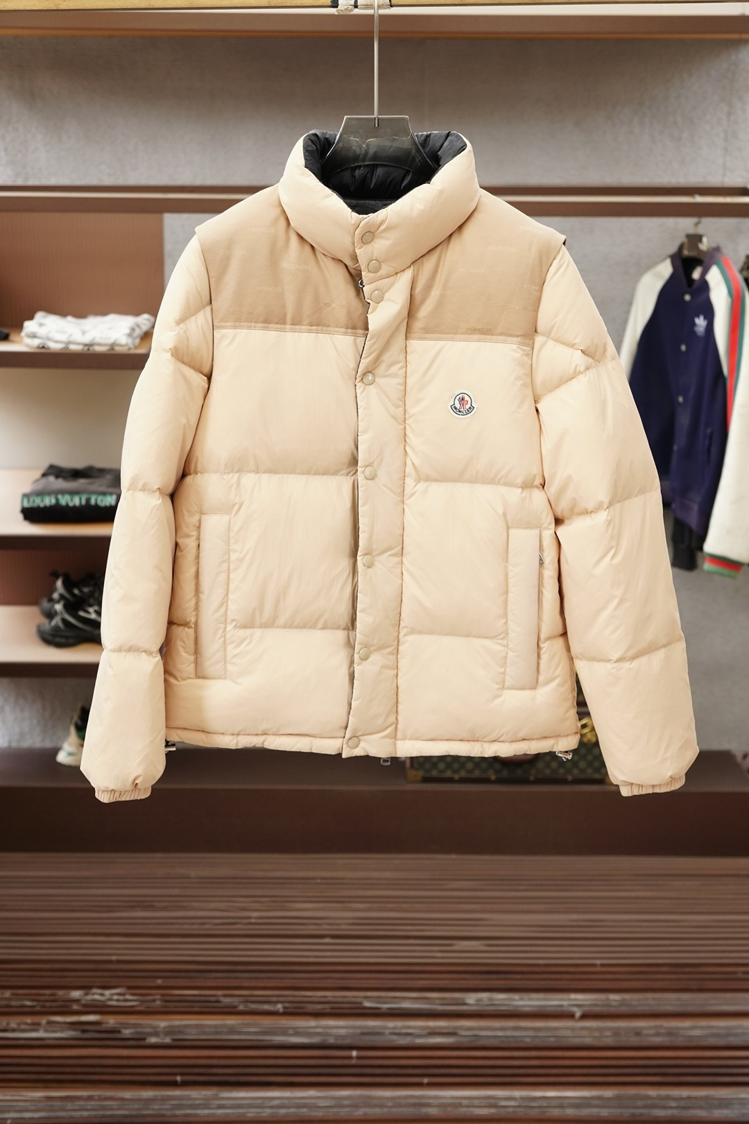 NO:652499,Mengkou/2025 latest fashion designer down jacket, winter top light luxury down jacket, popular down jacket, 90# white duck down filling, structural tailoring design changes to show men's diverse image changes. Front (light warm color)  'Wear the gentleness of autumn and winter on your body - light warm milky apricot tone, with built-in soft light filter. The fluffy velvet is full of warmth, and the small label is low-key and elegant. It is suitable for daily commuting/dating. It is a relaxing feeling that makes your heart beat at a glance.' Reverse side (dark color)  'Inversion is style - the other side is a low-key cool dark color, matte texture, high-grade stain resistance. The same quality velvet + neat style, you only need to turn it over to switch aura, one piece can cover two moods.',,Moncler,jackets & coats,down jacket,alexander wang19860909蒙口/2025最新款时尚设计师款羽绒外套羽绒服冬季顶级轻奢羽绒服,爆款羽绒服,90#白鸭绒填充,结构性剪裁的设计改变来展现男士多样的形象变化 正面（浅暖色系） “把秋冬的温柔穿在身上——浅暖奶杏调,自带柔光滤镜.蓬松充绒裹满暖意,小标低调显贵,日常通勤/约会都适配,是一眼心动的松弛感.” 反面（深色系） “反转即风格——另一面是低调酷感深色,哑光质感高级耐脏.同品质充绒+利落版型,切换气场只需要翻个面,一件承包两种穿搭心情.”,,Moncler,jackets & coats,down jacket,alexander wang,Men's clothing