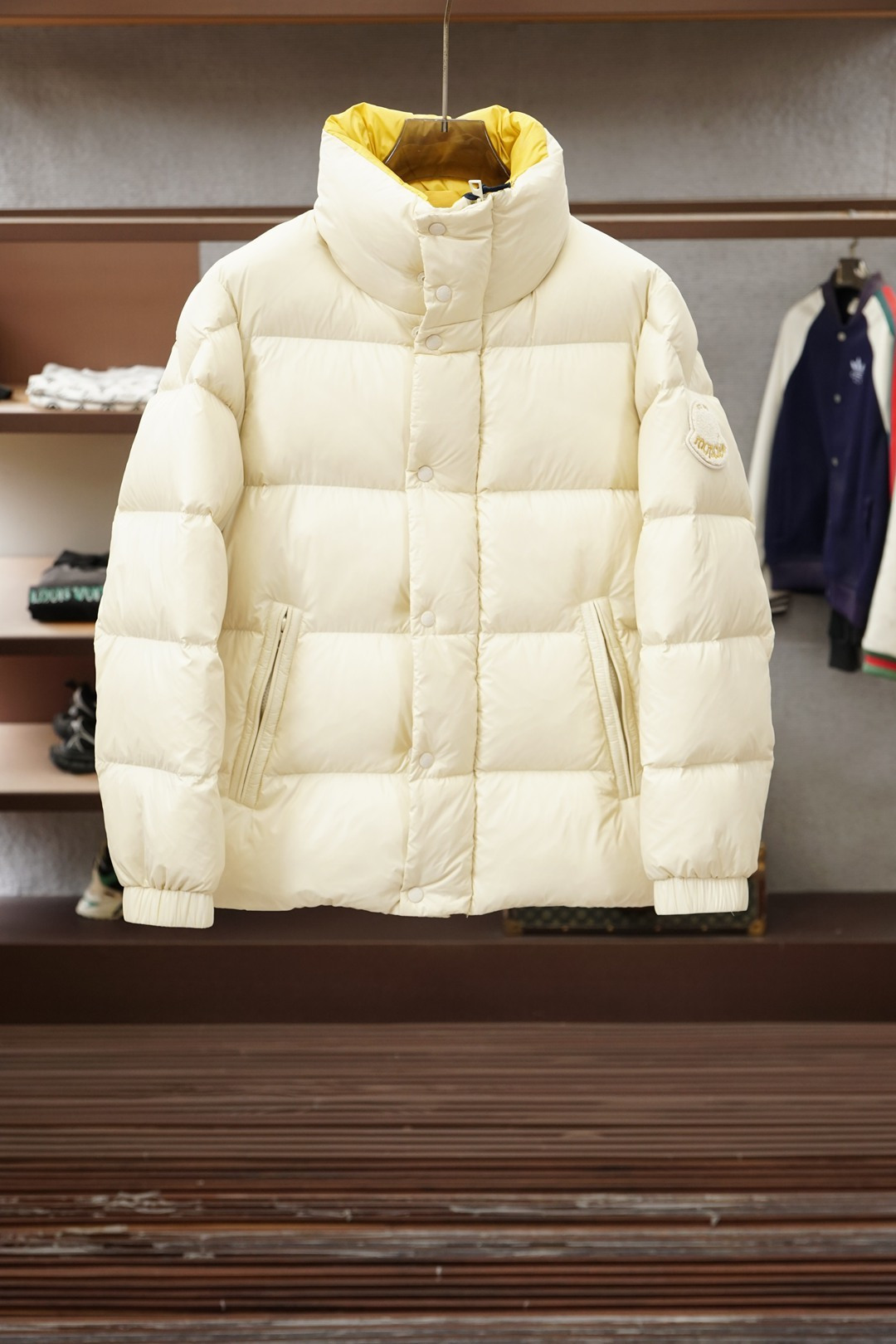 NO:652444,Mengkou/2025 latest fashion designer down jacket, winter top light luxury down jacket, popular down jacket, 90# white duck down filling, structural tailoring design changes to show men's diverse image changes  'Autumn and winter 'Atmospheric White Moonlight' - milky white fluffy velvet, full of soft warmth, high collar + snap button details to lock in temperature without being bulky. Low-key small label hides texture, suitable for daily wear with sweaters/sweaters, it is a gentle and relaxed shirt at first glance.'  Comes with a vitality buff, the same quality fleece + neat silhouette, you only need to turn it over to switch styles, one piece can carry two moods of gentleness and vitality.',,Moncler,hoodie,sweatshirts,jackets & coats,sweaters,down jacket,alexander wang19860909蒙口/2025最新款时尚设计师款羽绒外套羽绒服冬季顶级轻奢羽绒服,爆款羽绒服,90#白鸭绒填充,结构性剪裁的设计改变来展现男士多样的形象变化 “秋冬「氛围白月光」——奶白松蓬充绒,裹满软乎乎的暖意,高领+按扣细节锁温不笨重.低调小标藏着质感,日常搭卫衣/毛衣都适配,是一眼温柔的松弛感战袍.” 自带元气buff,同品质充绒+利落版型,切换风格只需要翻个面,一件承包温柔与活力两种穿搭情绪.”,,Moncler,hoodie,sweatshirts,jackets & coats,sweaters,down jacket,alexander wang,Men's clothing