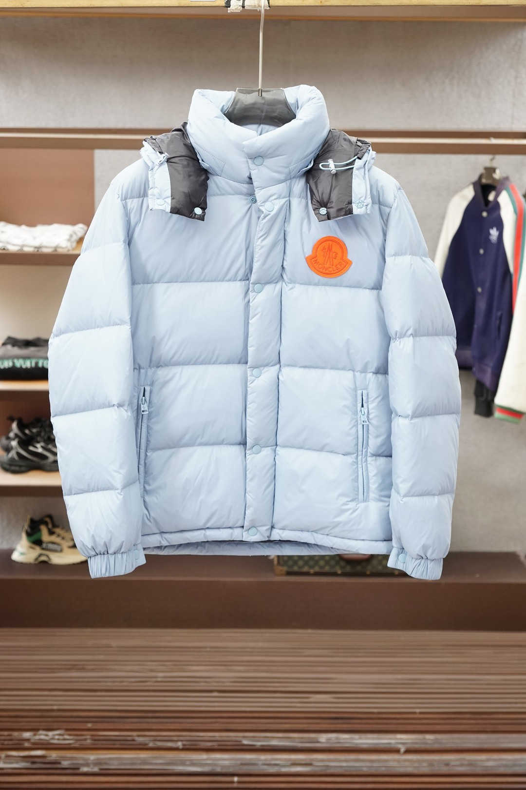 NO:652506,Mengkou/2025 latest fashion designer down jacket, winter top light luxury down jacket, popular down jacket, 90# white duck down filling, structural tailoring design changes to show men's diverse image changes,  It is the 'cool oxygen feeling' on cooling days - the light mist blue is like wearing the clear winter sky on the body, the fluffy velvet is full of warmth, the contrasting orange color pops out the sense of relaxation, the hood + cuff details, gentle and wind-resistant~',,Moncler,jackets & coats,down jacket,hats,alexander wang19860909蒙口/2025最新款时尚设计师款羽绒外套羽绒服冬季顶级轻奢羽绒服,爆款羽绒服,90#白鸭绒填充,结构性剪裁的设计改变来展现男士多样的形象变化, 是降温天里的「清冷氧气感」——浅雾蓝像把冬日晴空穿在身上,蓬松充绒裹满暖,橙标撞色跳出松弛感,连帽+收袖口细节,温柔又抗风~”,,Moncler,jackets & coats,down jacket,hats,alexander wang,Men's clothing
