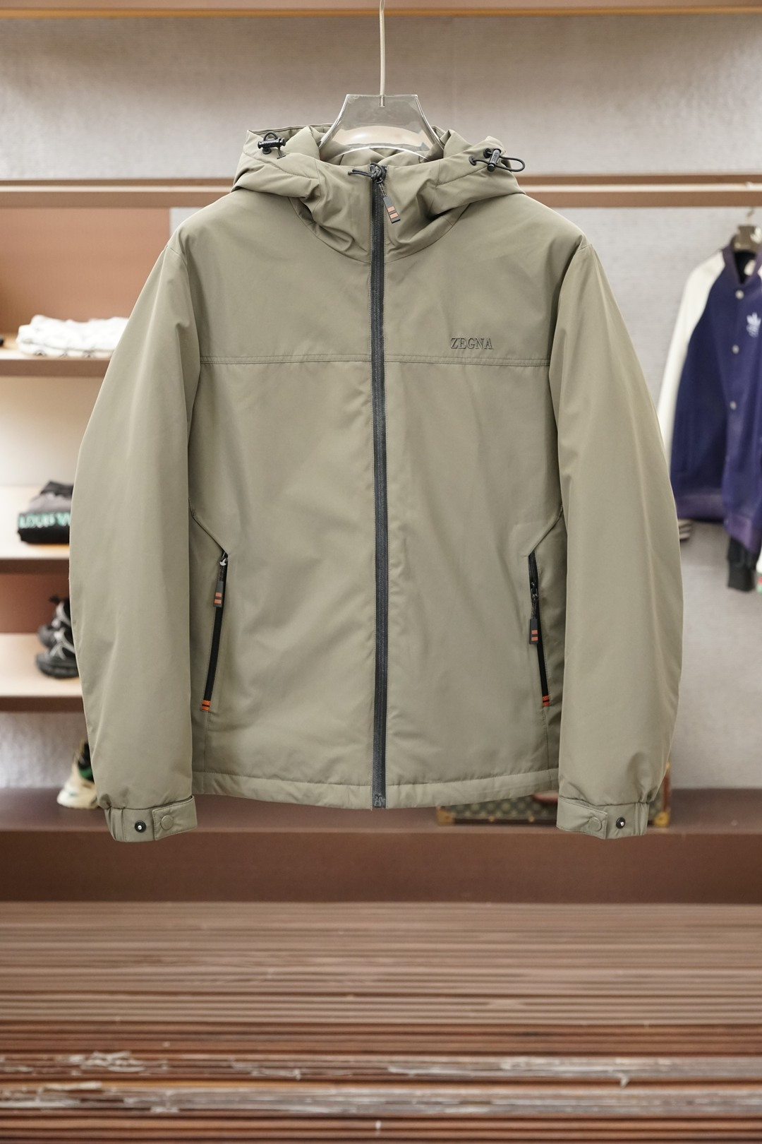NO:652453,Ermenegildo Zegna/2025 latest fashion designer down jacket hooded down jacket winter top light luxury down jacket, popular down jacket, 90# white duck down filling, structural tailoring design changes to show men's diverse image changes, slim fit, tailoring, to meet the current popular multi-layered wear, versatile style for life!  Size M-3XL 'Autumn and winter 'low-key texture brand' - Ermenegildo Zegna olive green jacket, matte fabric with advanced texture, hood + zipper details are neat and not cluttered. The basic version is suitable for various body shapes.  'The wardrobe 'necessary item for thousands of years' - Zegna black hooded jacket, pure black minimalist style, practical pockets + cuffs design, practical and windproof. A highly adaptable item priced at 100 yuan, it can be worn outside in spring and autumn and as an inner layer in winter. It is a daily hard currency with closed eyes.',,zegna,jackets & coats,jackets & coats,down jacket,hats,alexander wang19860909杰尼亚/2025最新款时尚设计师款羽绒外套连帽羽绒服冬季顶级轻奢羽绒服,爆款羽绒服,90#白鸭绒填充,结构性剪裁的设计改变来展现男士多样的形象变化,修身利落、剪裁合体,满足时下正流行的多层次穿搭,生活百搭款式！ 码数M-3XL “秋冬「低调质感牌」——杰尼亚橄榄绿夹克,哑光面料自带高级肌理,连帽+拉链细节利落不拖沓.基础版型适配各种身形, “衣橱「万年刚需款」——杰尼亚黑色连帽夹克,纯黑极简不挑风格,口袋+收袖口设计实用抗风.百元价位的高适配度单品,春秋外穿、冬季内搭都能打,是闭眼入的日常硬通货.”,,zegna,jackets & coats,jackets & coats,down jacket,hats,alexander wang,Men's clothing