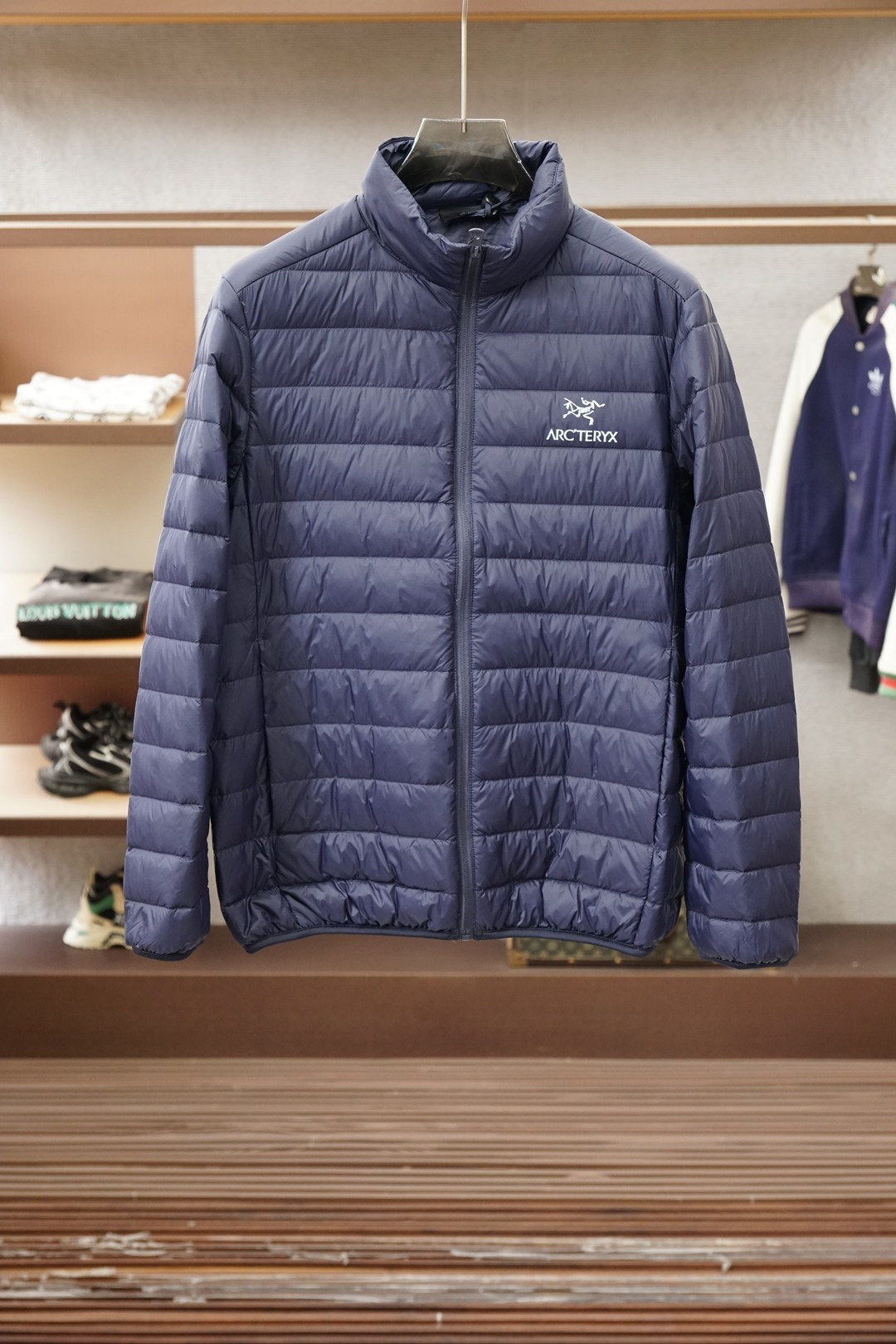 NO:657171,Arc'teryx-2025 autumn and winter popular thin down jacket is filled with 90 white duck down!  Bread-like fluffy and thick, top brand popular style. Comfortable and breathable fabric, warm and comfortable. Top quality down jacket size M-3XL new release, arc'teryx, down jacket, alexander wang19860909始祖鸟-2025秋冬爆款薄款羽绒薄款羽绒服精选90白鸭绒填充！面包般蓬松厚实、顶级大牌爆款 舒适透气面料,保暖舒适顶级品质羽绒服尺码M-3XL 新款首发,arc'teryx,down jacket,alexander wang,Men's clothing