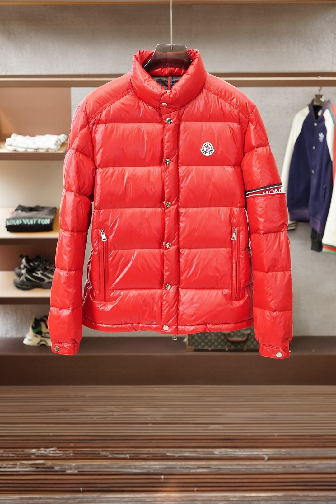 NO:703595,Meng Mouth/New Products for Autumn and Winter｜Stand Collar Down Jacket｜Shows fashionable style. It does not follow the conventional design sense. The main body is made of imported fabric blends, and environmentally friendly printing and dyeing are more solid, color and glossy. The front and rear body are filled with large horizontal stripes and filled with 9010 white duck down. It is full and three-dimensional, meeting the needs of warm travel in autumn and winter.  The classic slightly wide cut and stand-up collar design create fashionable and high-end visual lines. The detailed three-dimensional triangle logo and zipper pockets make it easy to mix and match whether it is street style or fashion, showing a casual yet sophisticated dressing attitude. Color Black, Red Size M-3XL, Moncler, down jacket,19860909蒙口/ 秋冬季新品｜立领羽绒服｜展现时尚风格  不据常规的设计感,大身采用进口面料混纺,环保印染更牢固色泽光感高级.前后身大幅横纹充绒工艺,9010白鸭绒填充,饱满立体,满足秋冬季保暖出行需求.  经典微阔裁剪,立领设计打造流行高级视觉线条.细节立体三角徽标,拉链口袋,无论是街头风格还是时装混搭,皆游刃有余,展现随性却不失精致的穿搭态度. 颜色黑色,红色 尺码M-3XL,,Moncler,down jacket,,Men's clothing