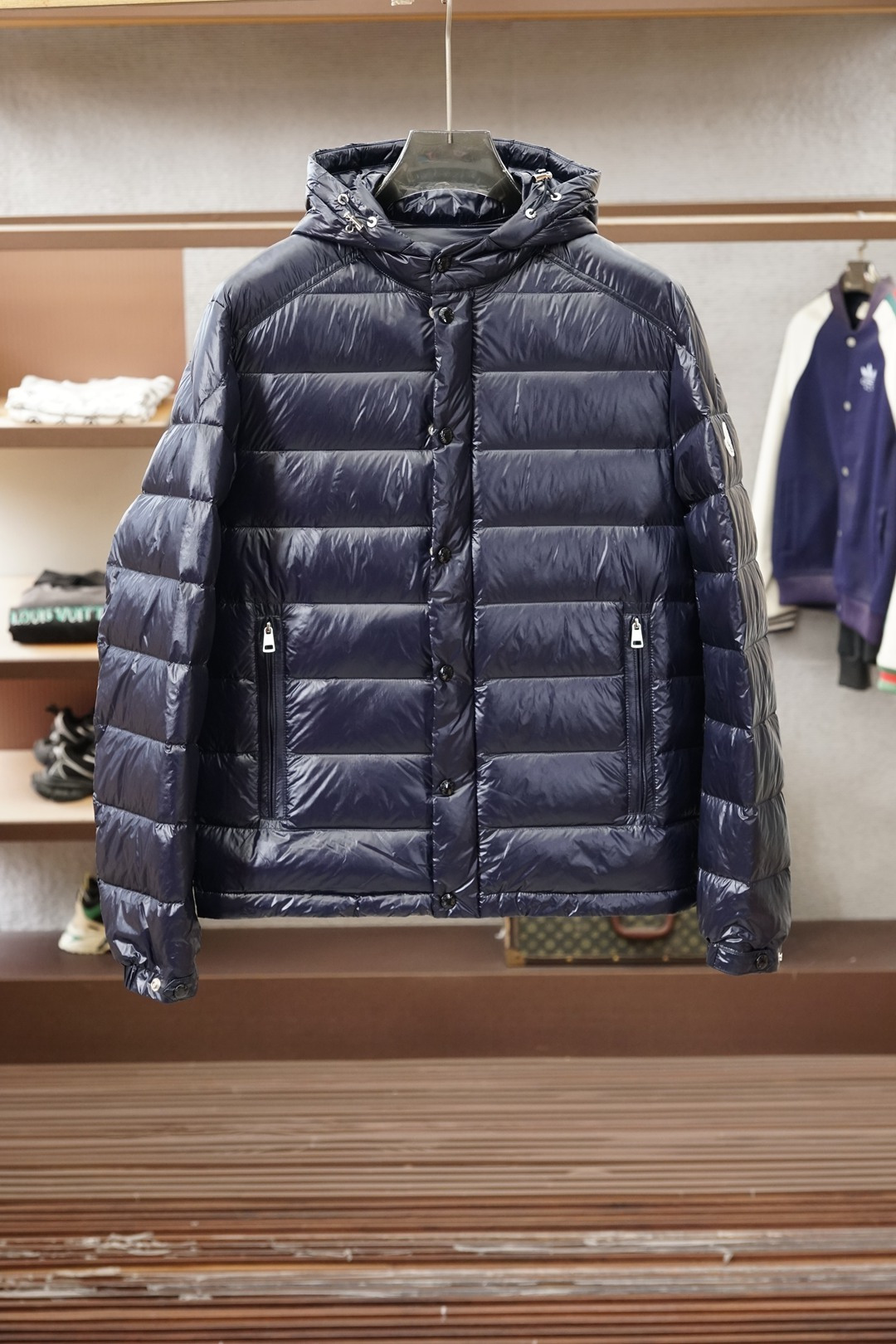 NO:703599,Meng Mouth/New Products for Autumn and Winter｜Stand Collar Down Jacket｜Shows fashionable style. It does not follow the conventional design sense. The main body is made of imported fabric blends, and environmentally friendly printing and dyeing are more solid, color and glossy. The front and rear body are filled with large horizontal stripes and filled with 9010 white duck down. It is full and three-dimensional, meeting the needs of warm travel in autumn and winter.  The classic slightly wide cut and stand-up collar design create fashionable and high-end visual lines. The three-dimensional logo details and zipper pockets make it easy to mix and match whether it is street style or fashion, showing a casual yet sophisticated dressing attitude. Color black, blue Size M-3XL, Moncler, down jacket,19860909蒙口/ 秋冬季新品｜立领羽绒服｜展现时尚风格  不据常规的设计感,大身采用进口面料混纺,环保印染更牢固色泽光感高级.前后身大幅横纹充绒工艺,9010白鸭绒填充,饱满立体,满足秋冬季保暖出行需求.  经典微阔裁剪,立领设计打造流行高级视觉线条.细节立体徽标,拉链口袋,无论是街头风格还是时装混搭,皆游刃有余,展现随性却不失精致的穿搭态度. 颜色黑色,蓝色 尺码M-3XL,,Moncler,down jacket,,Men's clothing