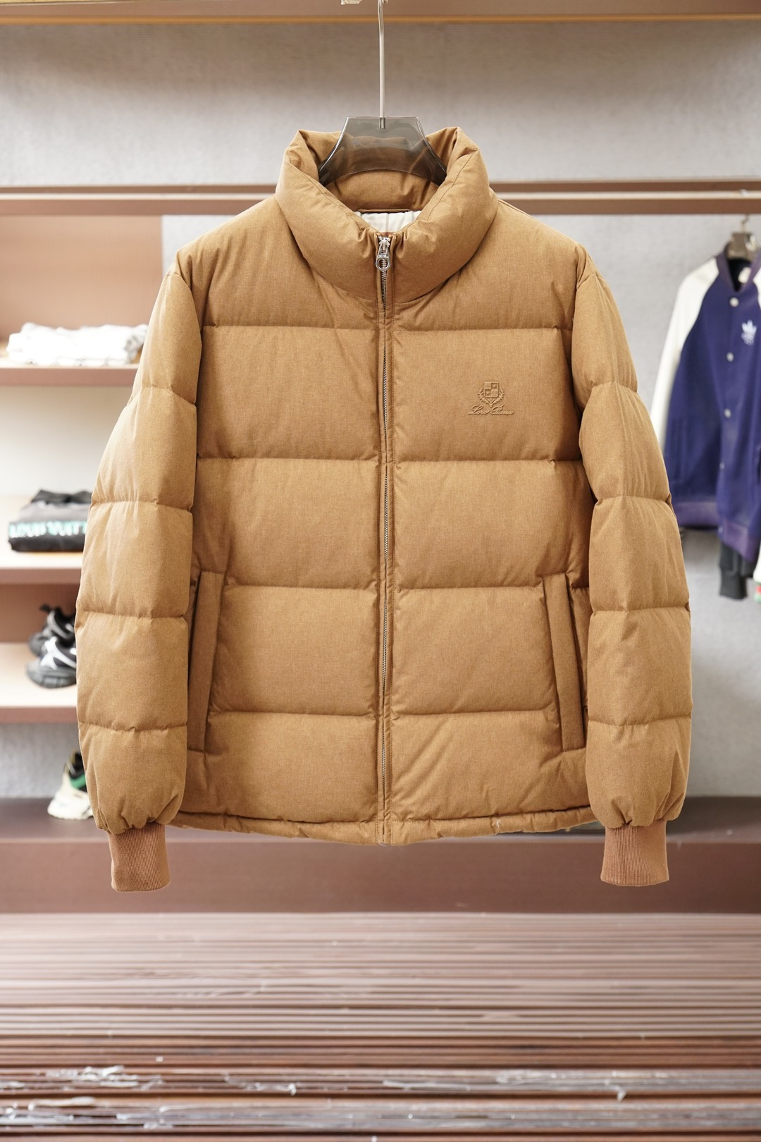 NO:703602,LP/ New products for autumn and winter｜Stand-collar down jacket｜Shows fashionable style. It does not follow the conventional design sense. The main body is made of imported fabric blends, and environmentally friendly printing and dyeing are more solid, color and glossy. The front and rear body are filled with large horizontal stripes and filled with 90 white duck down. It is full and three-dimensional, meeting the needs of warm travel in autumn and winter.  The classic slightly wide cut and stand-up collar design create fashionable and high-end visual lines. Chest embroidery and zipper pockets make it easy to mix and match whether it is street style or fashion, showing a casual yet refined attitude. Color black, brown Size M-3XL, loro piana, down jacket,19860909LP/ 秋冬季新品｜立领羽绒服｜展现时尚风格  不据常规的设计感,大身采用进口面料混纺,环保印染更牢固色泽光感高级.前后身大幅横纹充绒工艺,90白鸭绒填充,饱满立体,满足秋冬季保暖出行需求.  经典微阔裁剪,立领设计打造流行高级视觉线条.胸前刺绣,拉链口袋,无论是街头风格还是时装混搭,皆游刃有余,展现随性却不失精致的穿搭态度. 颜色黑色,棕黄色 尺码M-3XL,,loro piana,down jacket,,Men's clothing