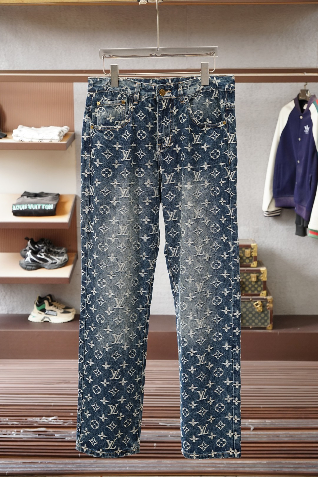 NO:652470,LV’s new arrival is zuiba2025 new casual pants and jeans for early autumn, high-end customized series. Imported high-density pure cotton with sand washing process is comfortable, soft and skin-friendly, straight and not easy to wrinkle, simple and clear, super versatile upper body effect, super fashionable and versatile, straight and stylish, a wardrobe must-have!  Suitable for any occasion 30-38 next day pickup no,,louis vuitton,jeans,alexander wang19860909LV 新款来袭zuiba2025早秋新款新款休闲裤牛仔裤,高端定制系列.进口高密度纯棉加沙洗工艺舒适柔软亲肤,笔挺不易起皱,简单明了,超级百搭上身效果超级棒时尚百搭,笔挺有型,衣橱必备！适合任何场合穿着 30-38隔天取货无,,louis vuitton,jeans,alexander wang,Men's clothing